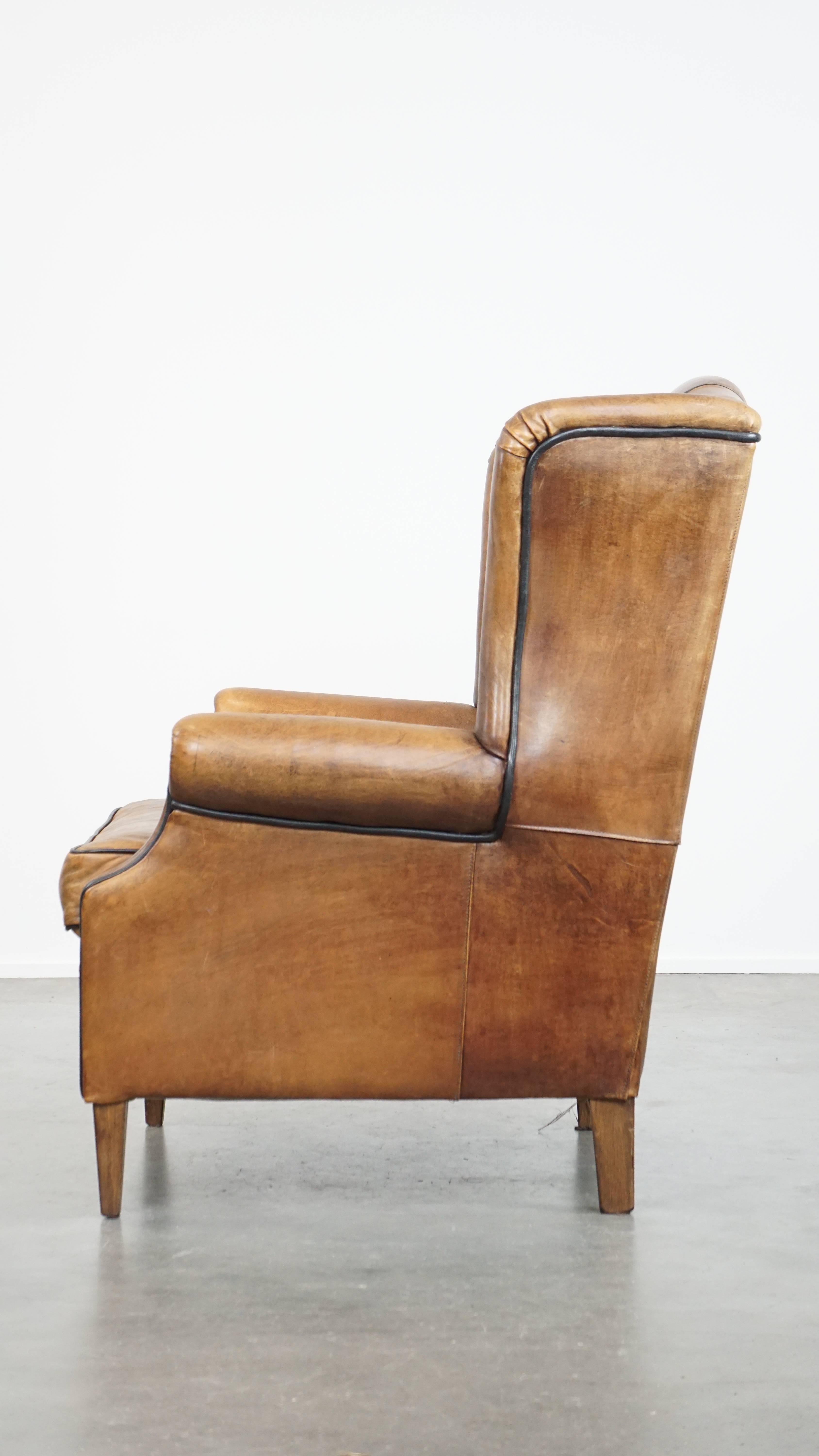 20ième siècle Fauteuil à oreilles froncé et confortable en cuir de mouton avec détails charmants en vente