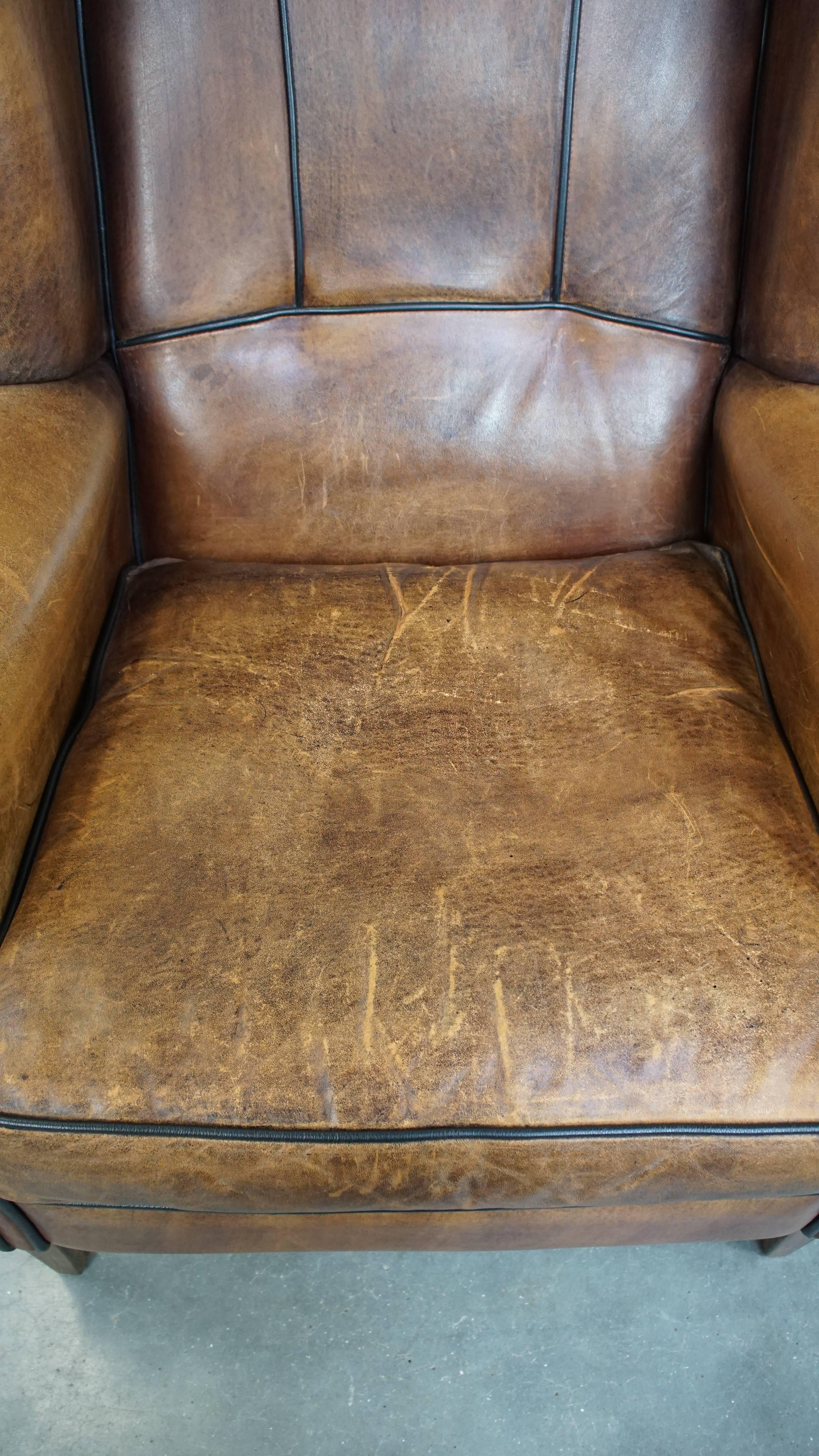 Cuir Fauteuil à oreilles froncé et confortable en cuir de mouton avec détails charmants en vente