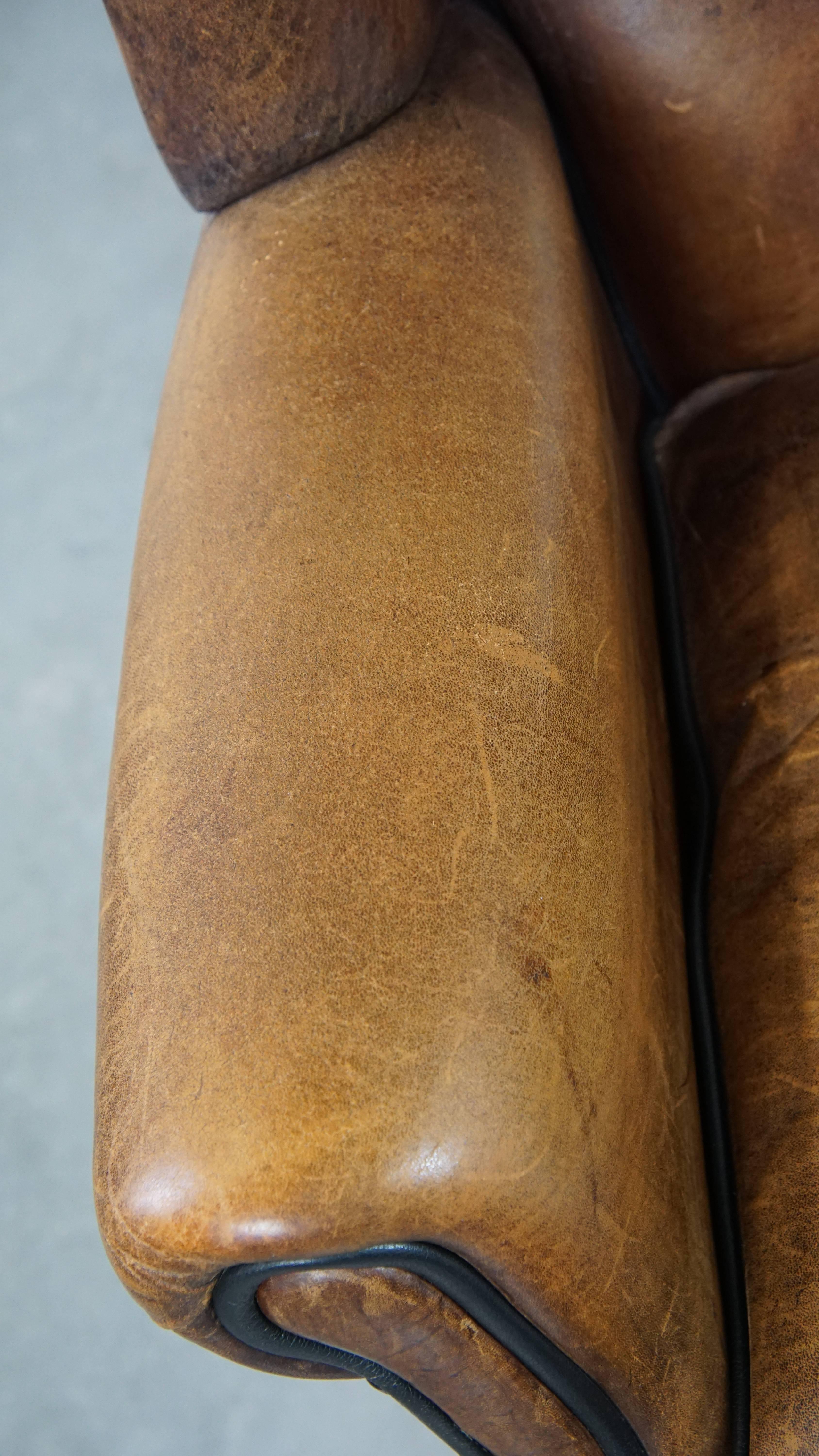 Fauteuil à oreilles froncé et confortable en cuir de mouton avec détails charmants en vente 1