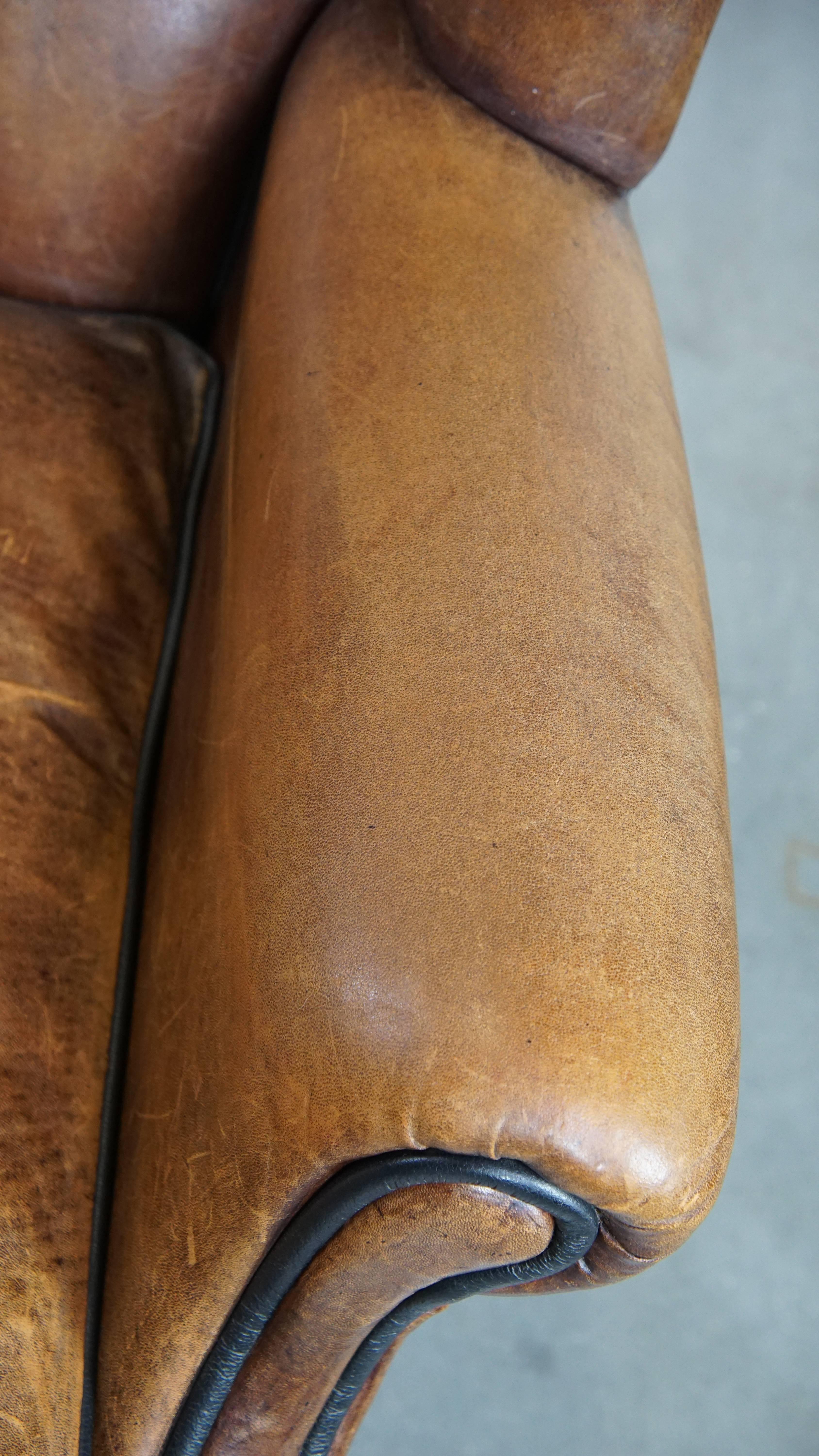 Fauteuil à oreilles froncé et confortable en cuir de mouton avec détails charmants en vente 2