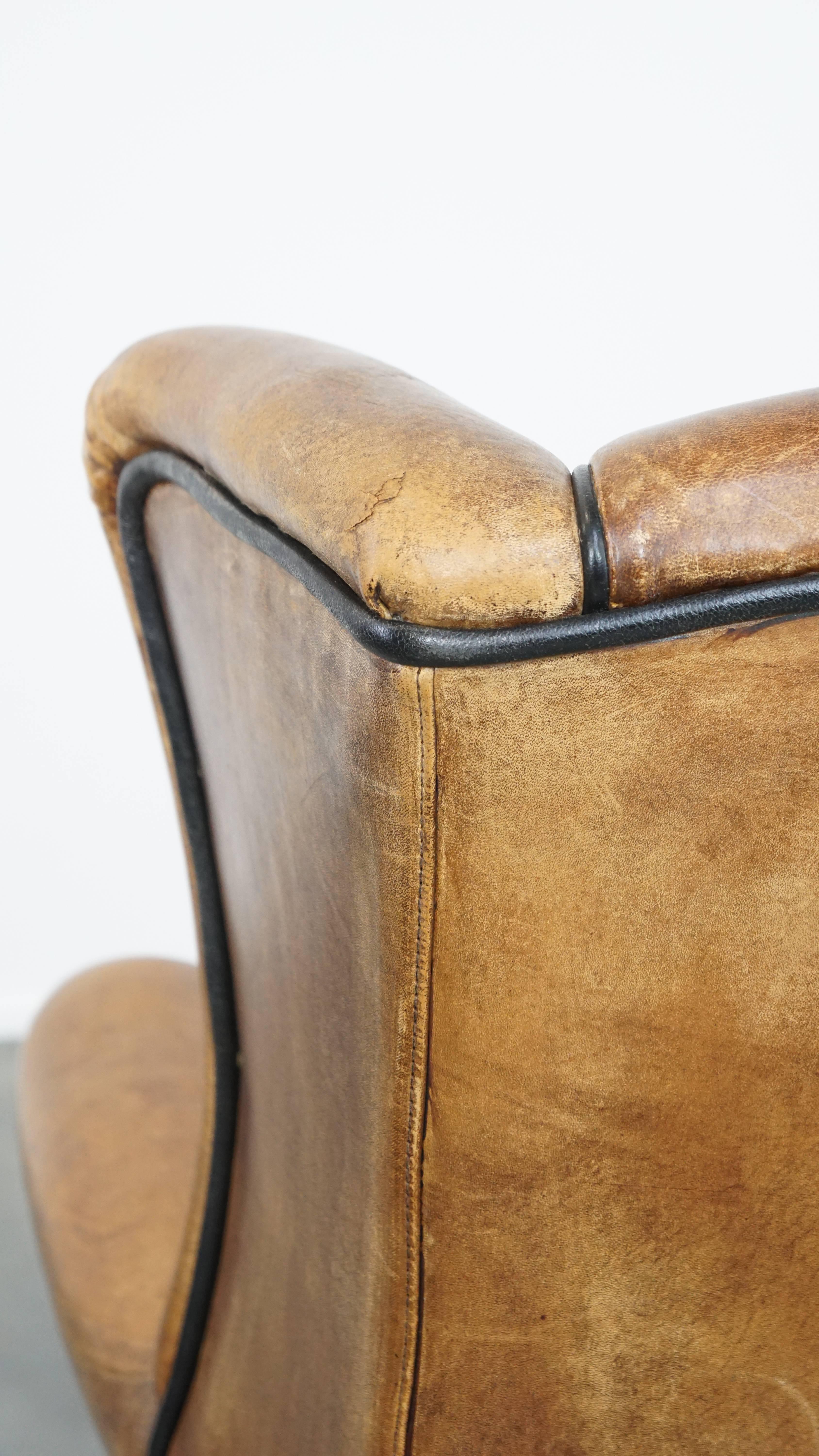 Fauteuil à oreilles froncé et confortable en cuir de mouton avec détails charmants en vente 3
