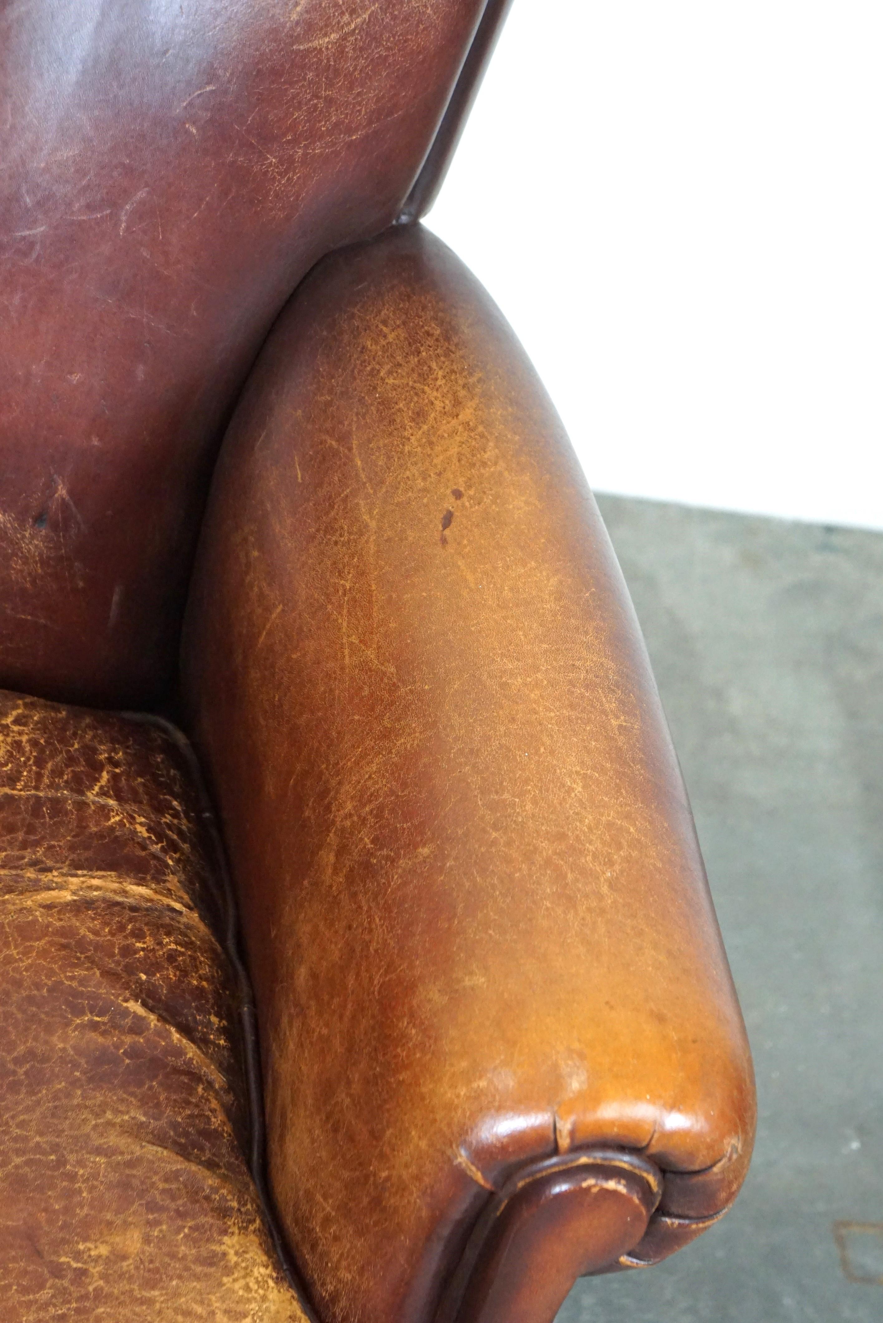 Fauteuil en cuir de mouton robuste et usé mais très confortable en vente 2