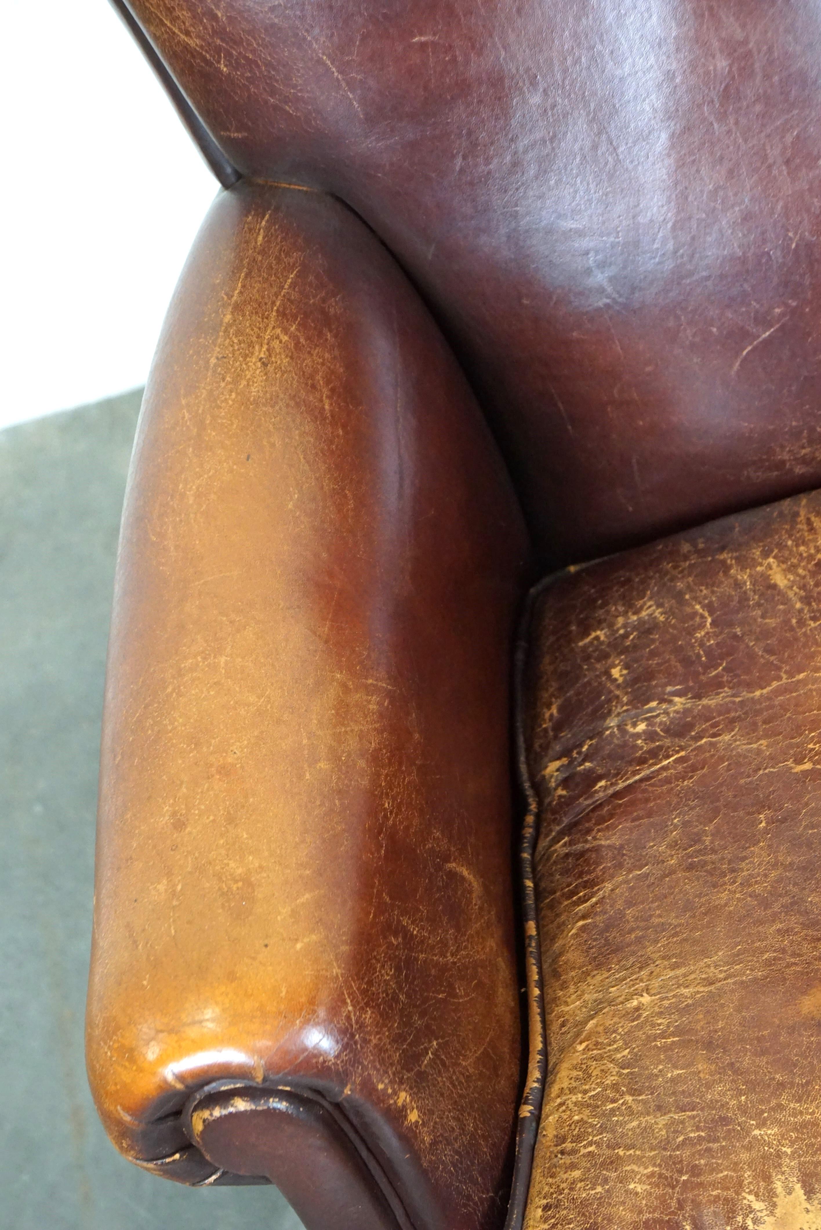 Fauteuil en cuir de mouton robuste et usé mais très confortable en vente 1