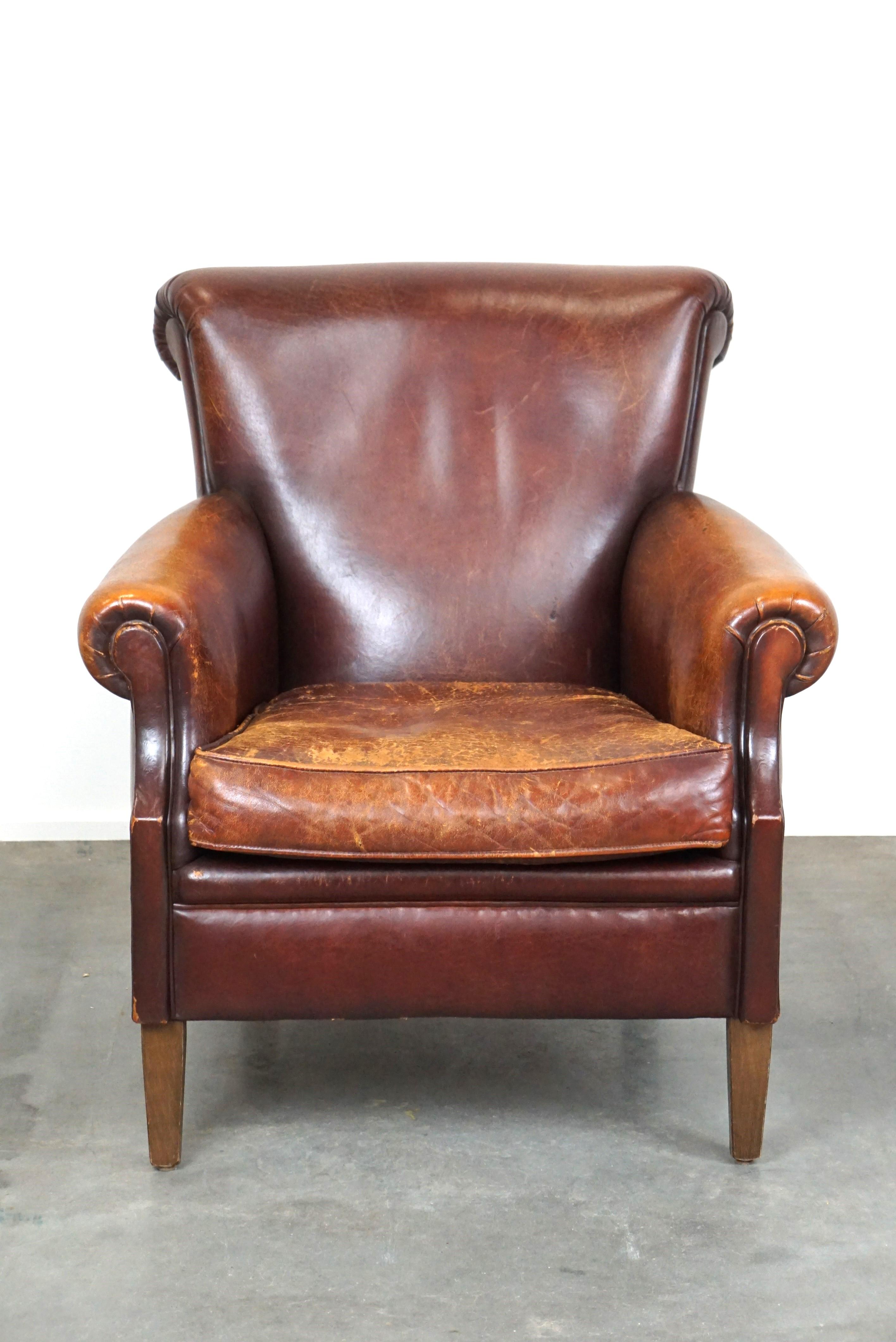 Nous vous proposons ce fauteuil en cuir de mouton robuste et usé, mais toujours très confortable, avec une belle patine. Malgré son aspect robuste, c'est un fauteuil merveilleux dans lequel on peut s'asseoir pendant des heures. On pourrait dire que