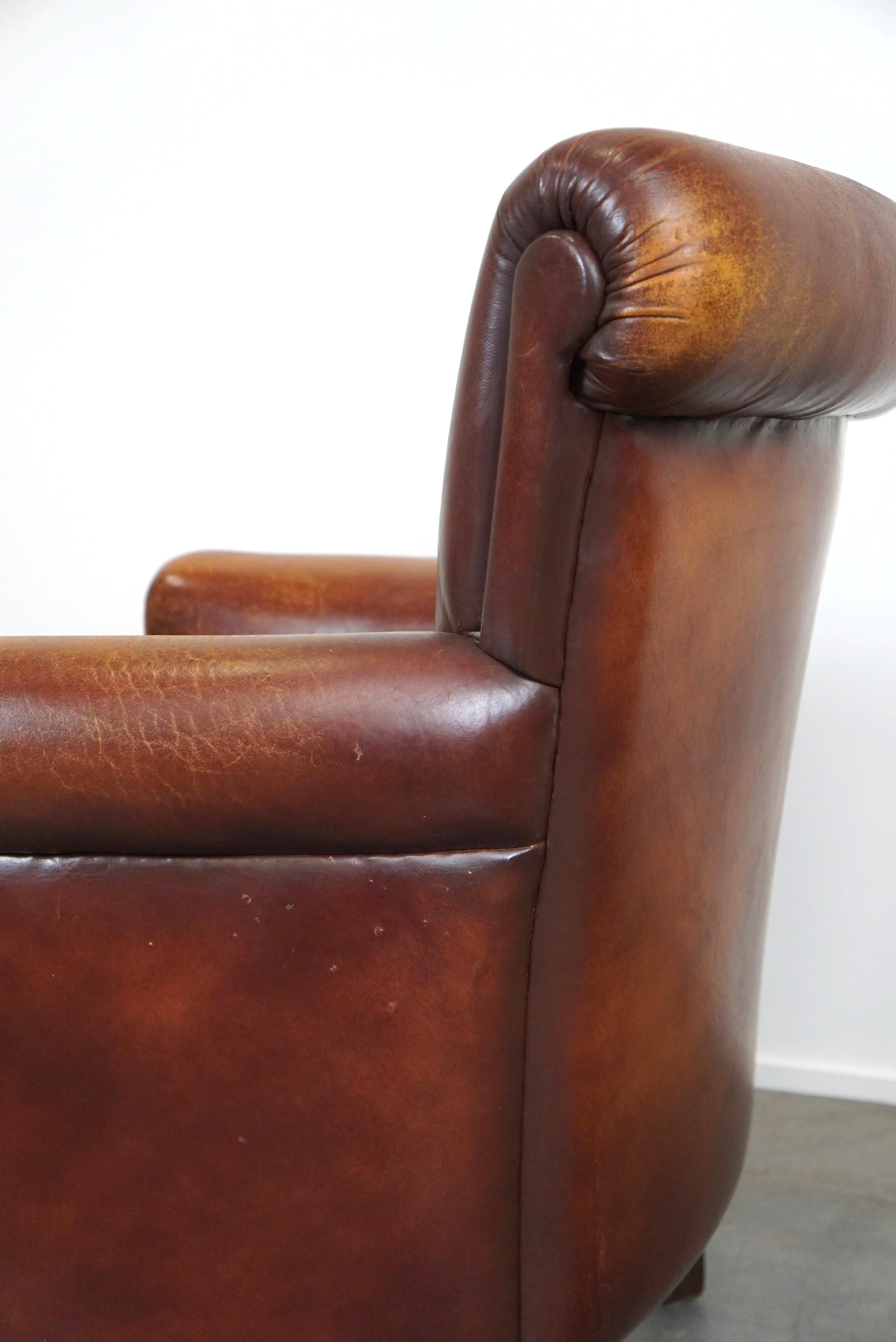Fauteuil en cuir de mouton robuste et usé mais très confortable en vente 3