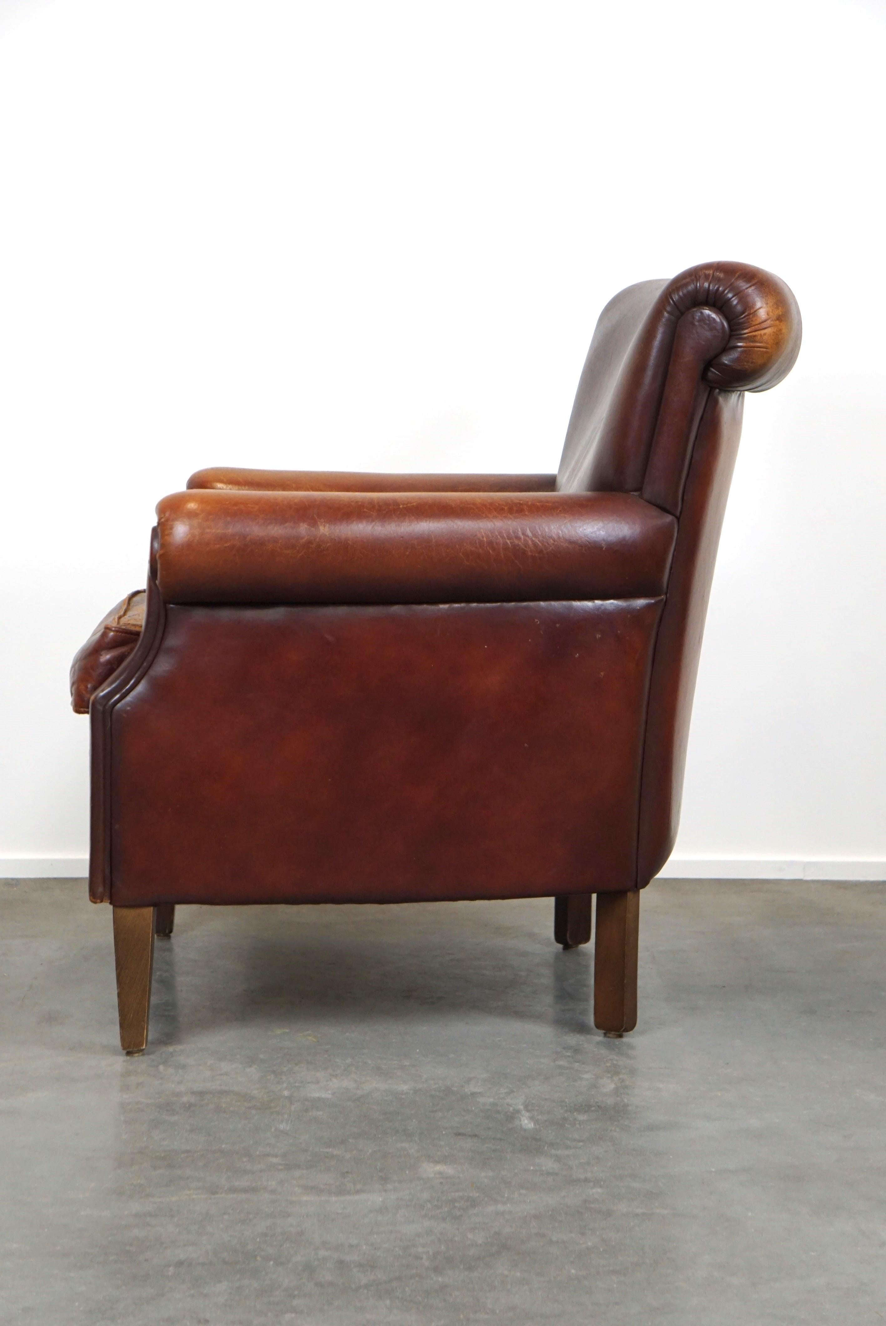 20ième siècle Fauteuil en cuir de mouton robuste et usé mais très confortable en vente