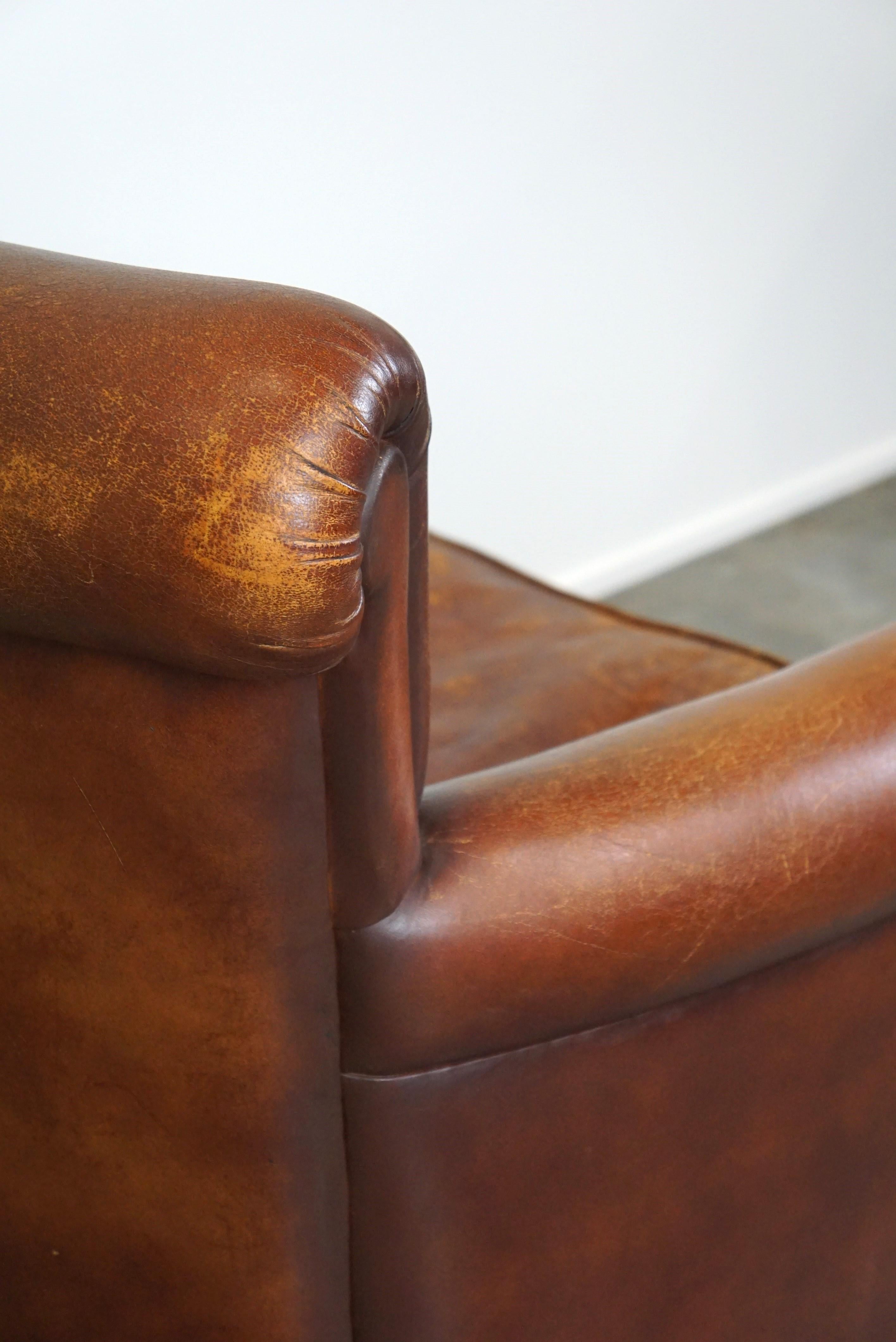 Fauteuil en cuir de mouton robuste et usé mais très confortable en vente 4