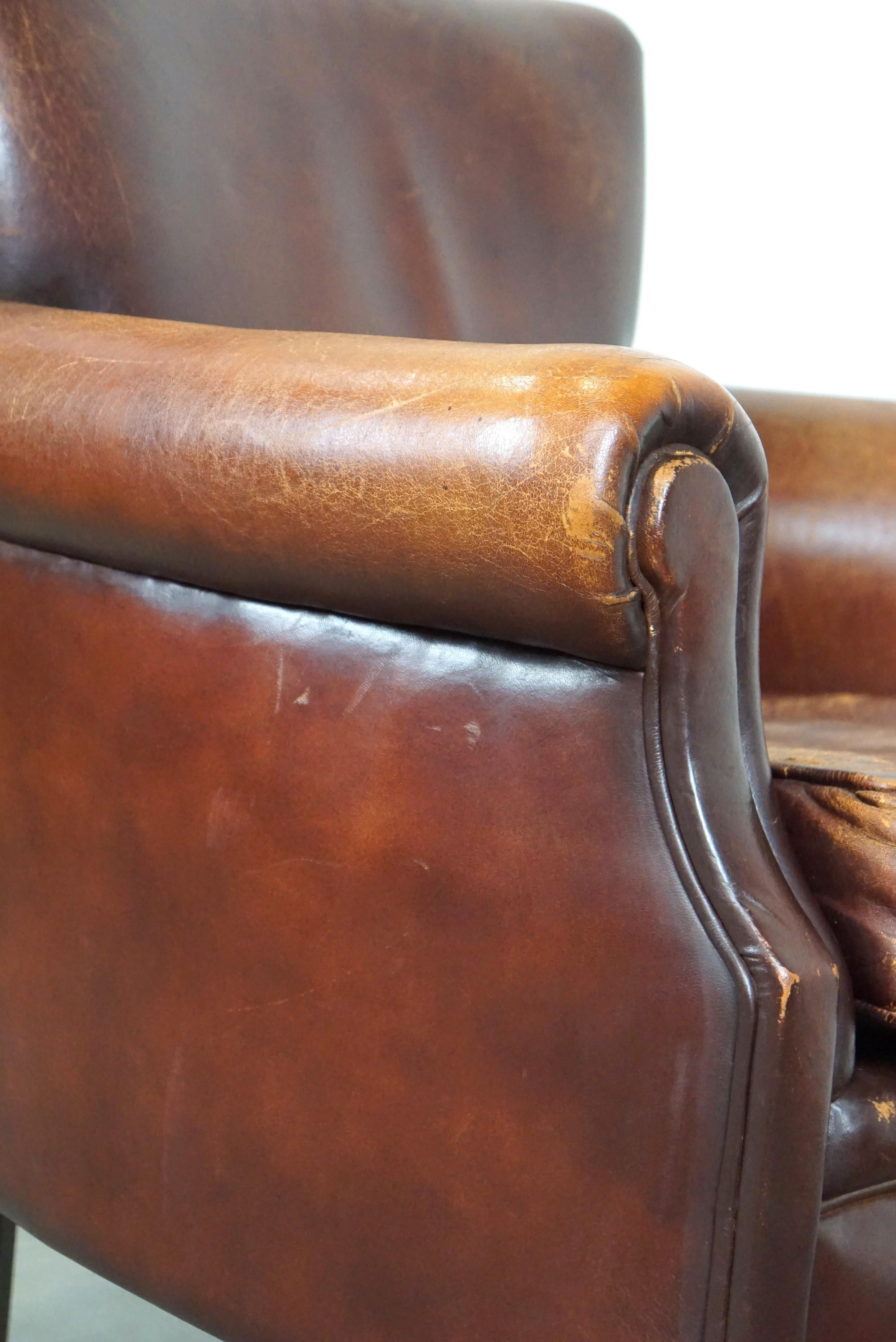 Fauteuil en cuir de mouton robuste et usé mais très confortable en vente 5