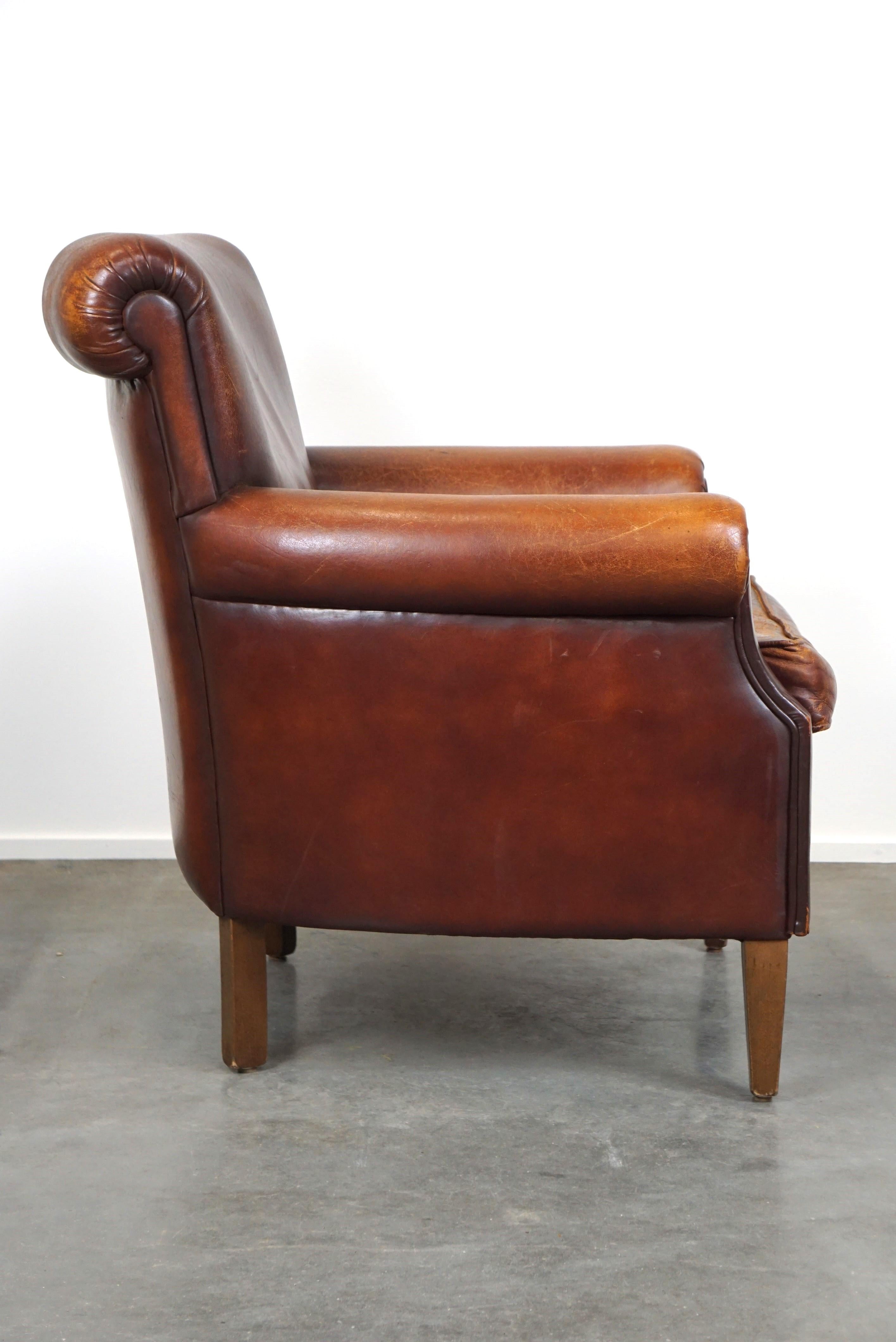 Romantique Fauteuil en cuir de mouton robuste et usé mais très confortable en vente