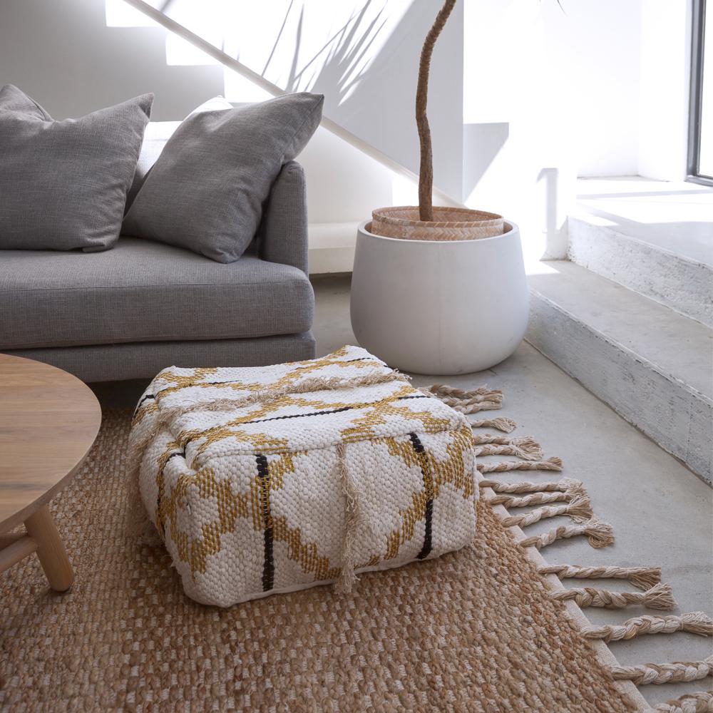 L'intreccio fluviale mescola la canapa robusta con il cotone lussuoso e un sottile tocco d'oro per esaltare la sua texture terrosa. Questo modello in fibra rinnovabile è disponibile con o senza nappe.

Tutti i tappeti Ground Control sono tessuti a