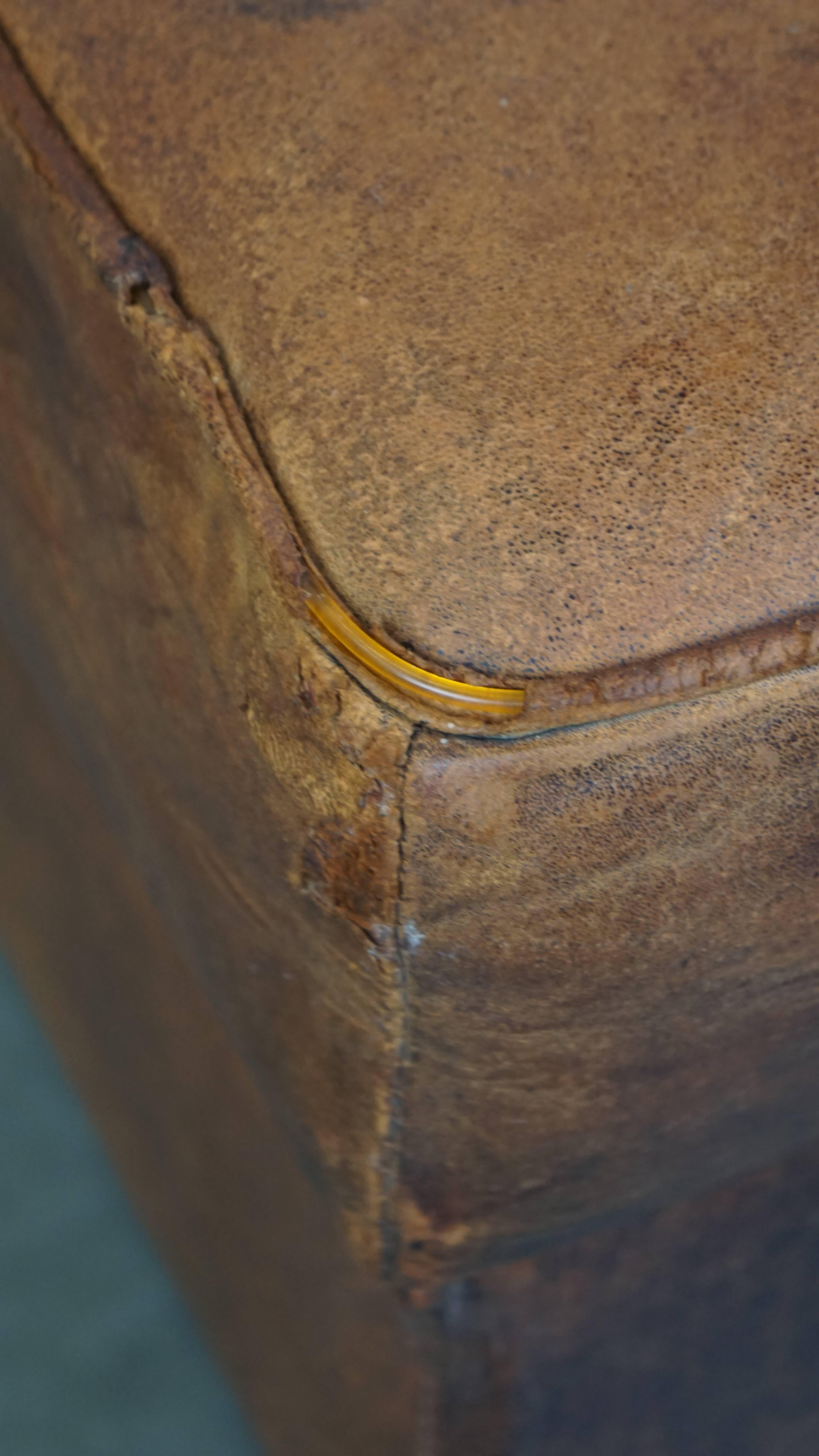 Robusto pouf realizzato in pelle di pecora in vendita 4