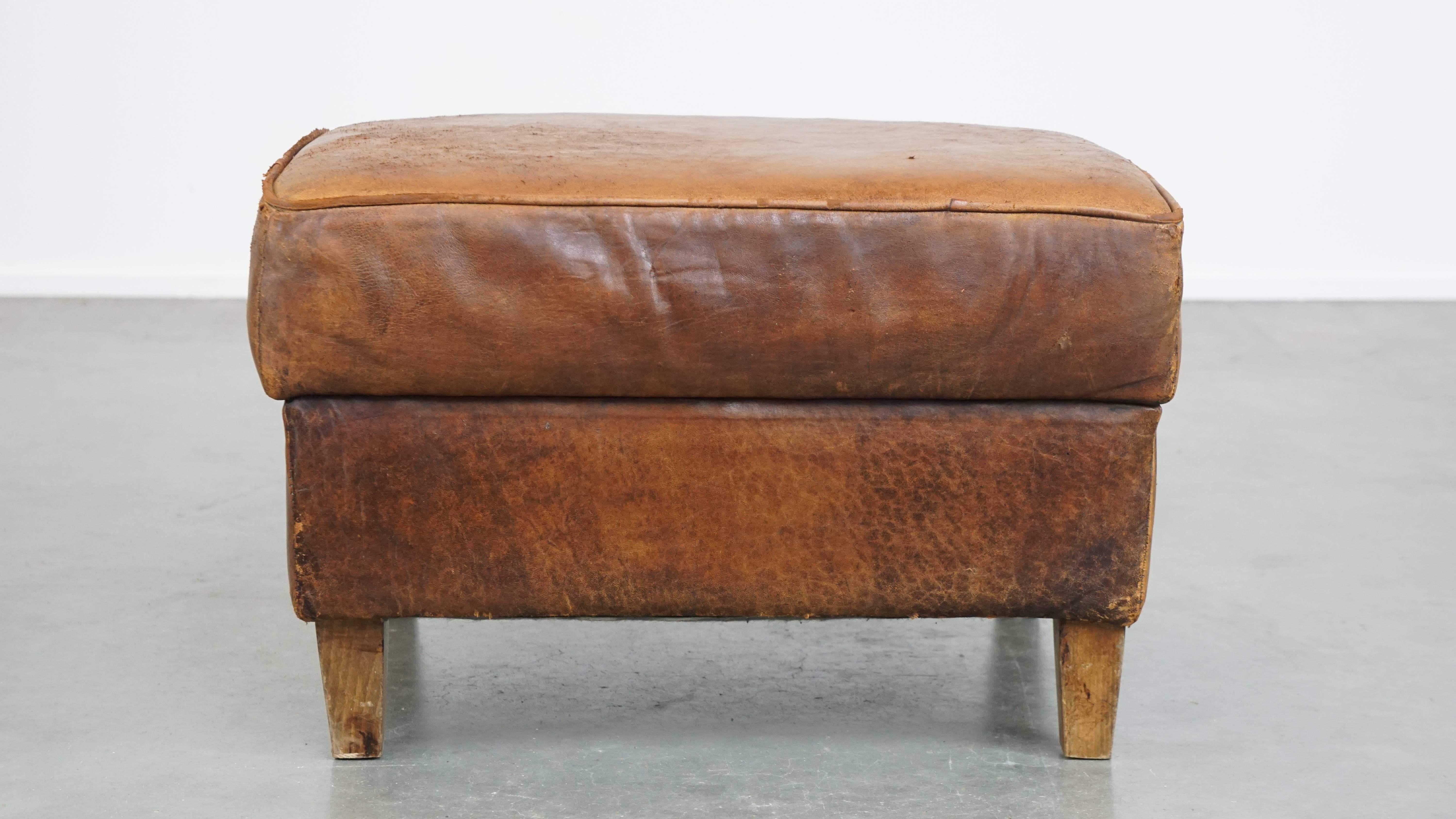 Un poggiapiedi in pelle di pecora, noto anche come pouf, trasforma la tua già comoda poltrona in un vero paradiso del relax. Con i piedi appoggiati su questo pouf, potrai goderti ancora di più i tuoi momenti di riposo. Hai bisogno di creare in modo