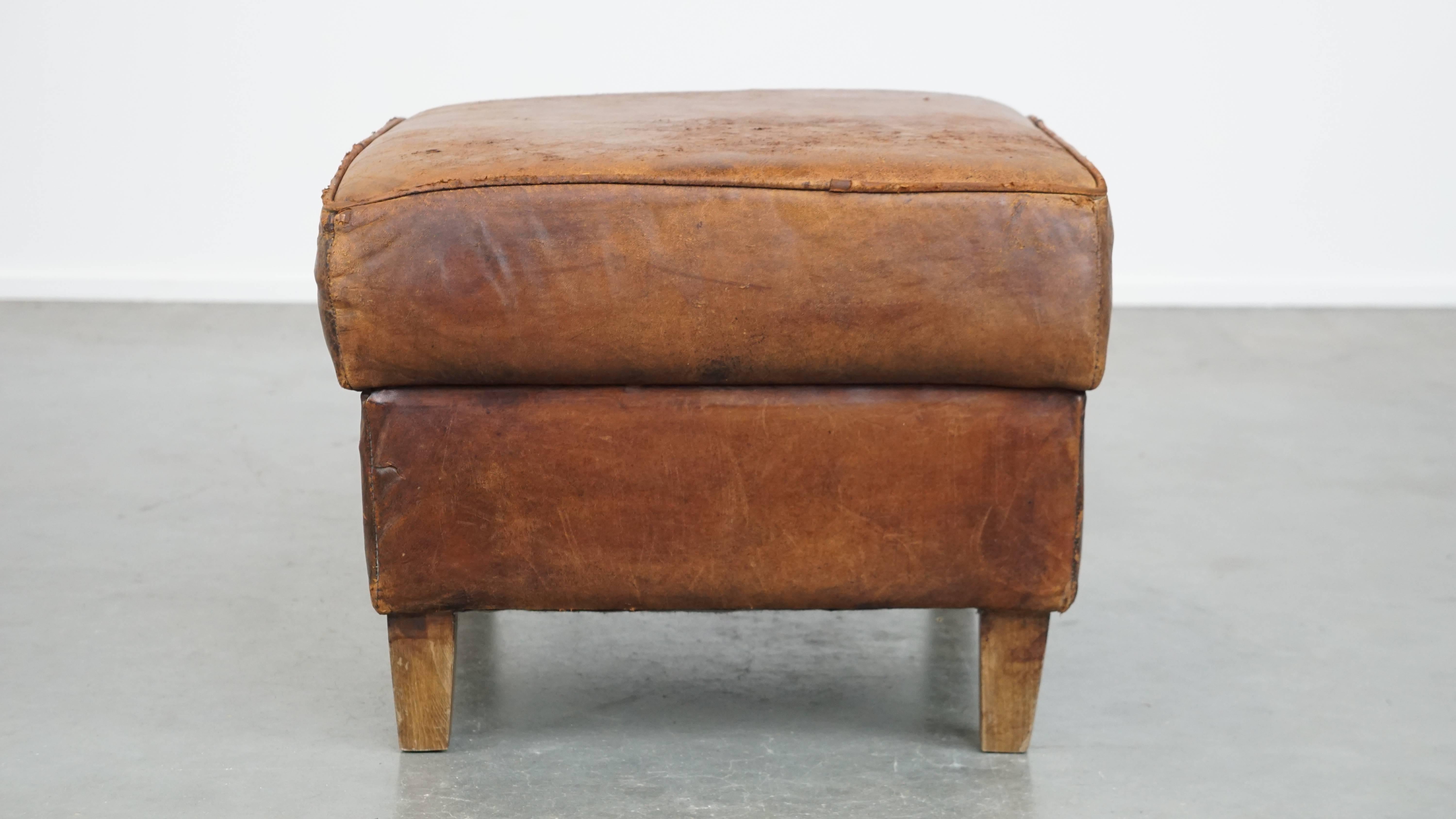Fatto a mano Robusto pouf realizzato in pelle di pecora in vendita