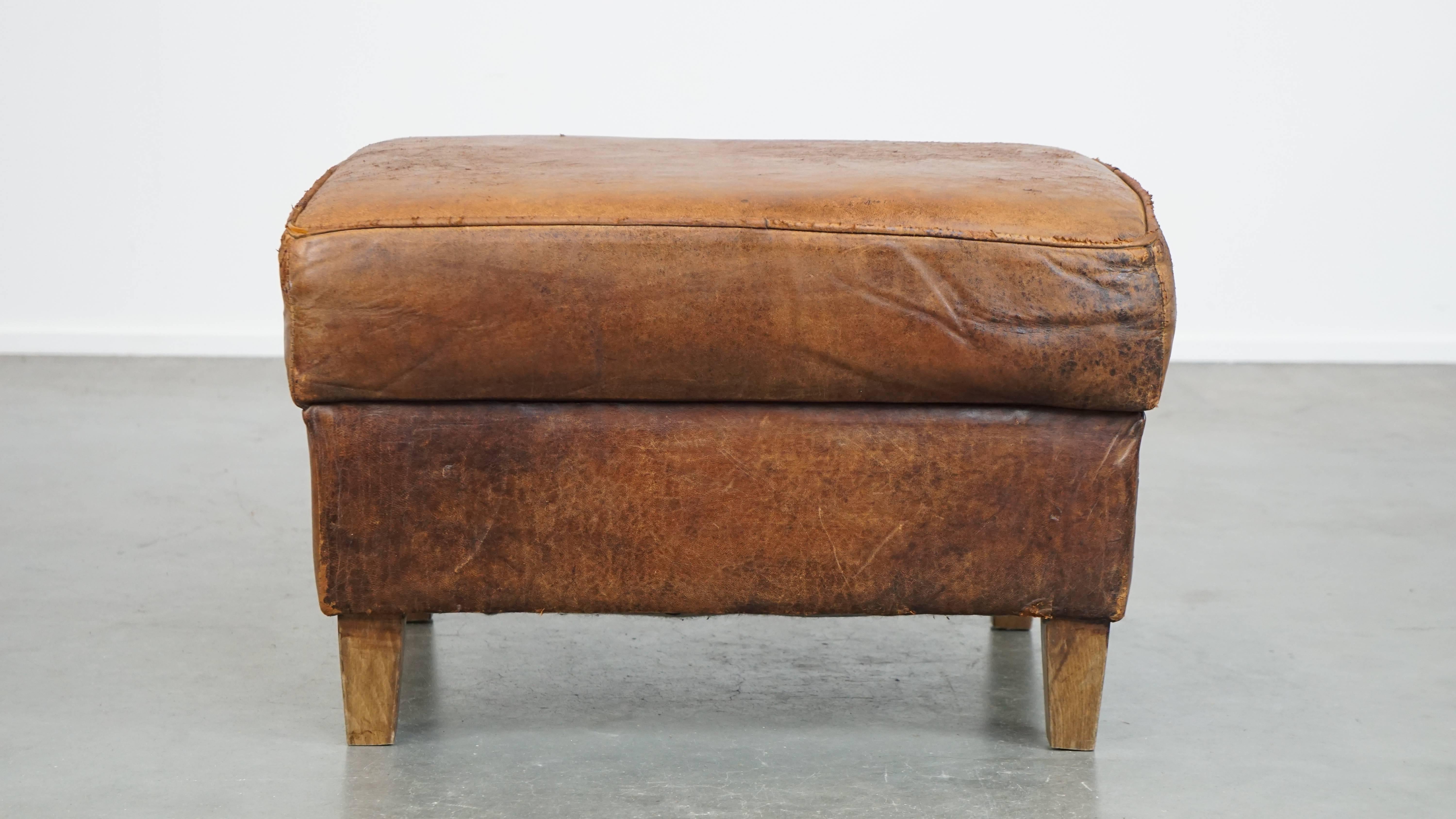 Robusto pouf realizzato in pelle di pecora In condizioni discrete in vendita a Harderwijk, NL