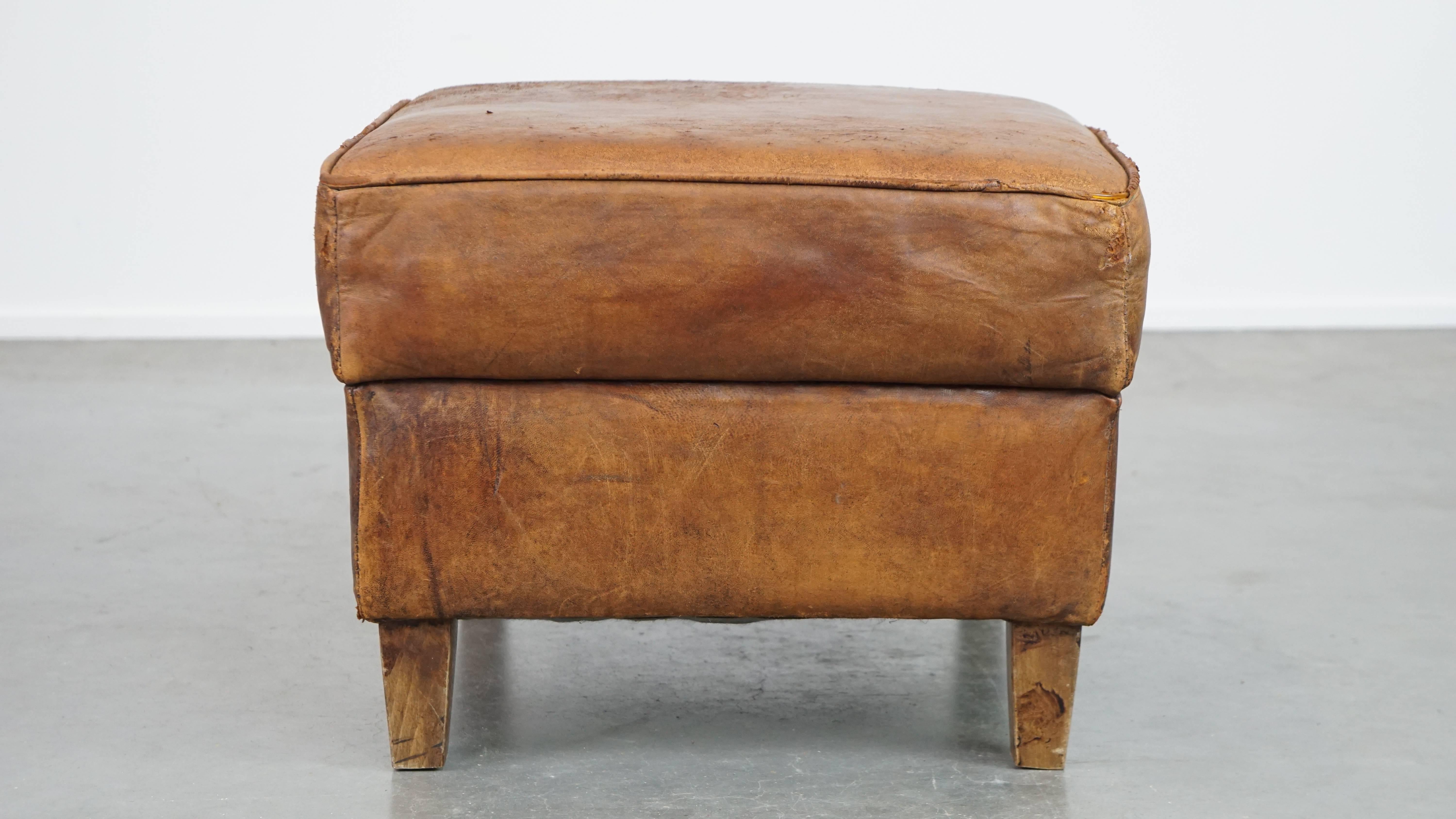 XX secolo Robusto pouf realizzato in pelle di pecora in vendita