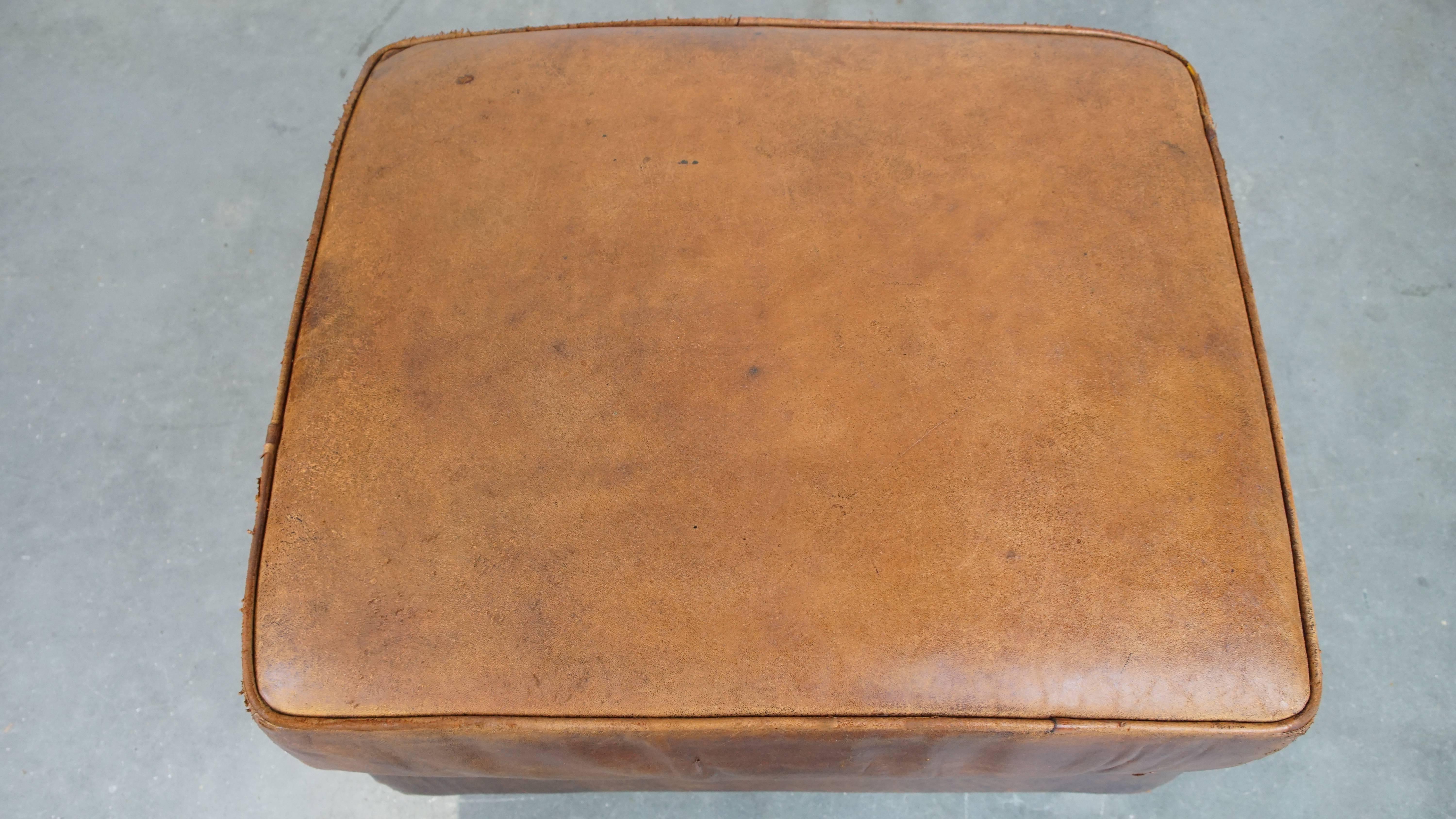 Montone Robusto pouf realizzato in pelle di pecora in vendita