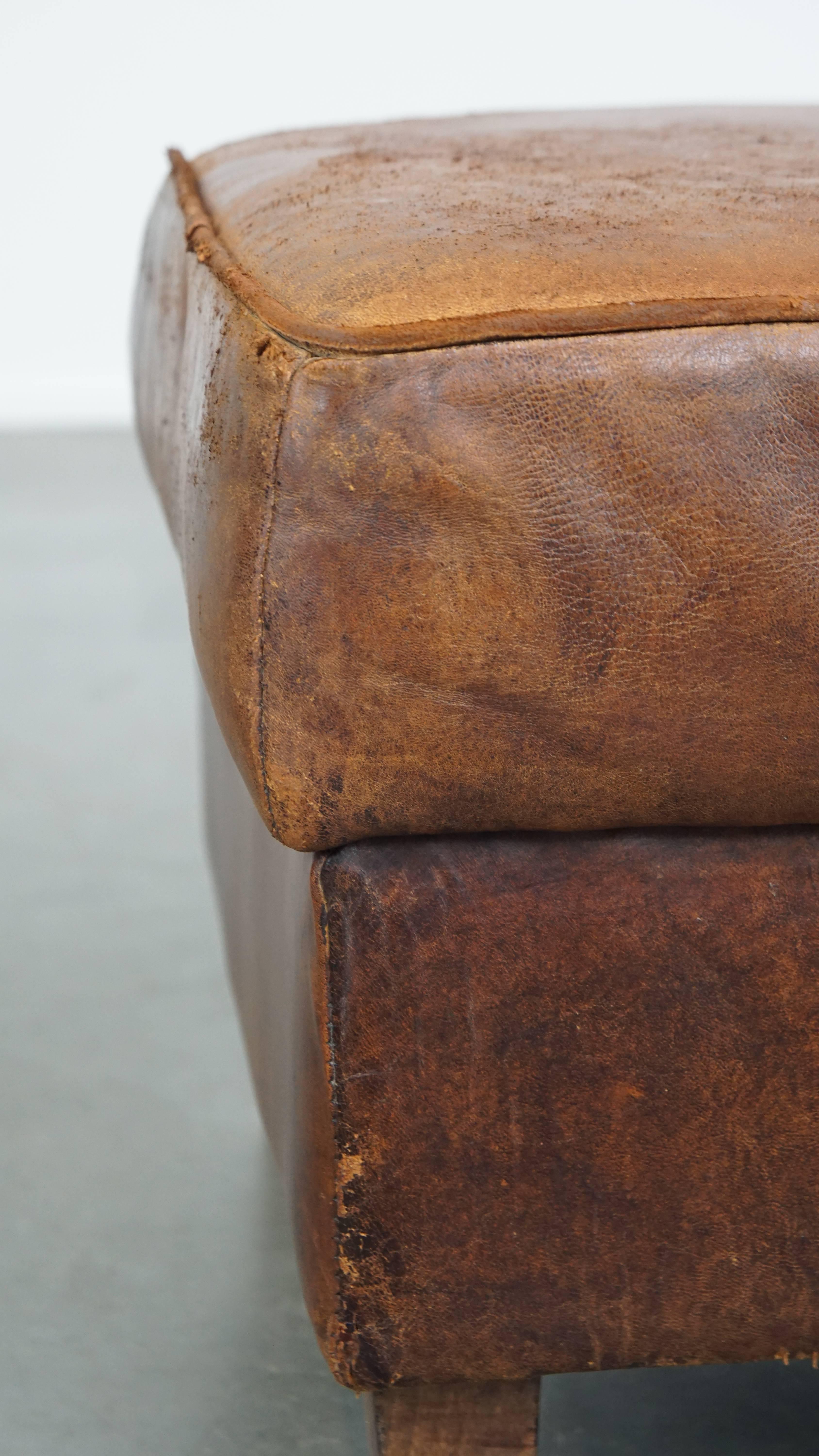 Robusto pouf realizzato in pelle di pecora in vendita 1