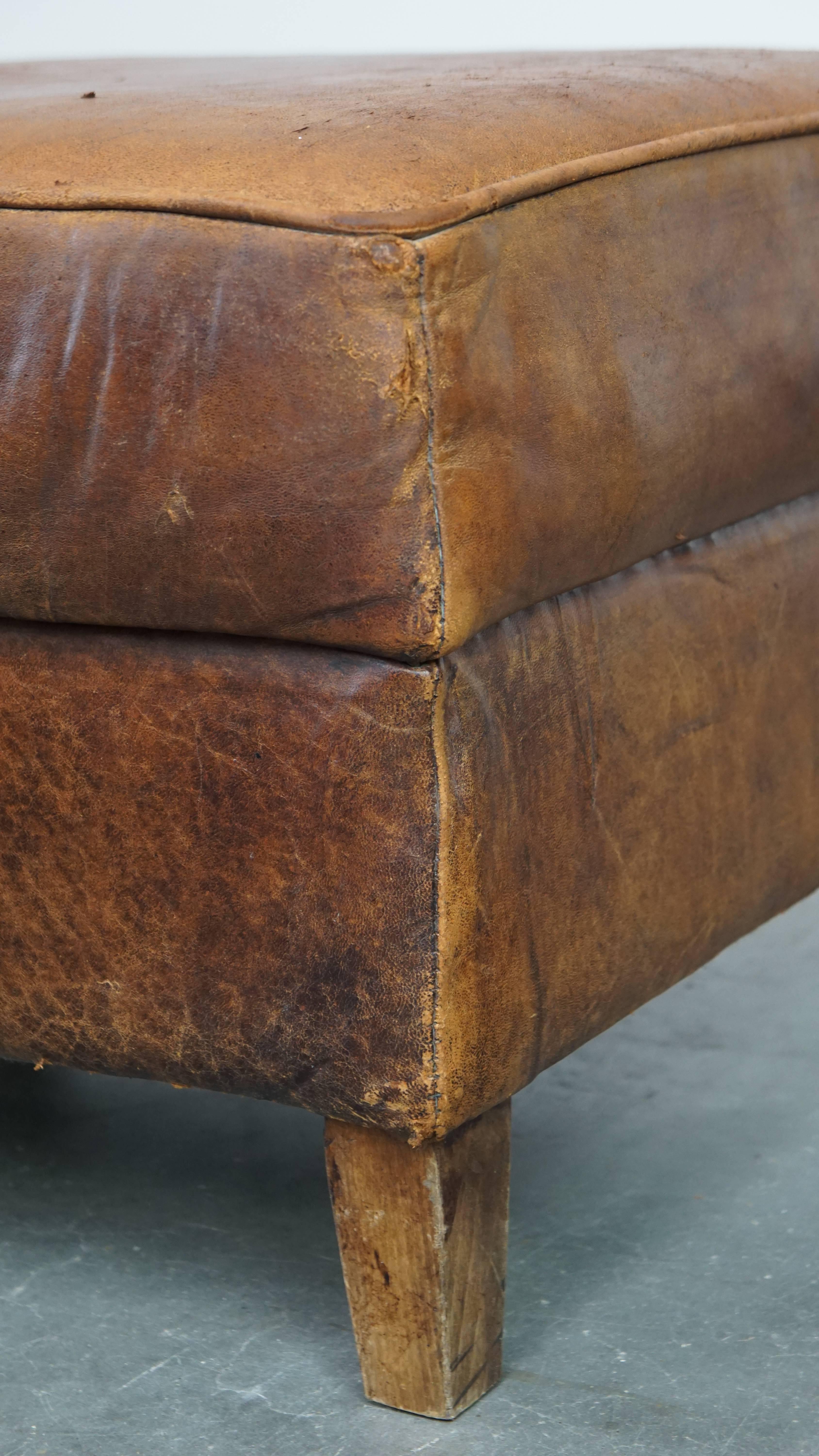 Robusto pouf realizzato in pelle di pecora in vendita 2