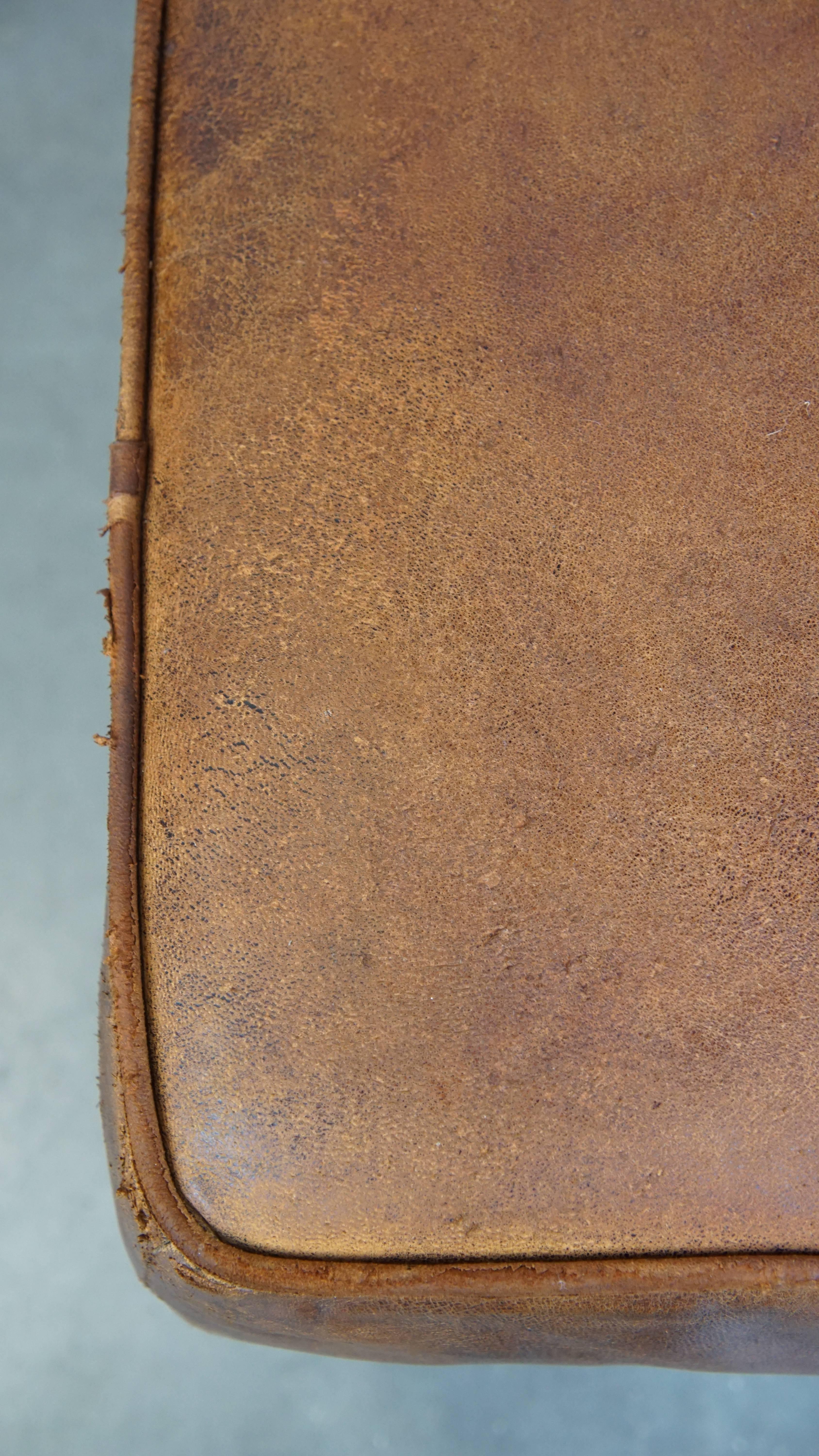 Robusto pouf realizzato in pelle di pecora in vendita 3