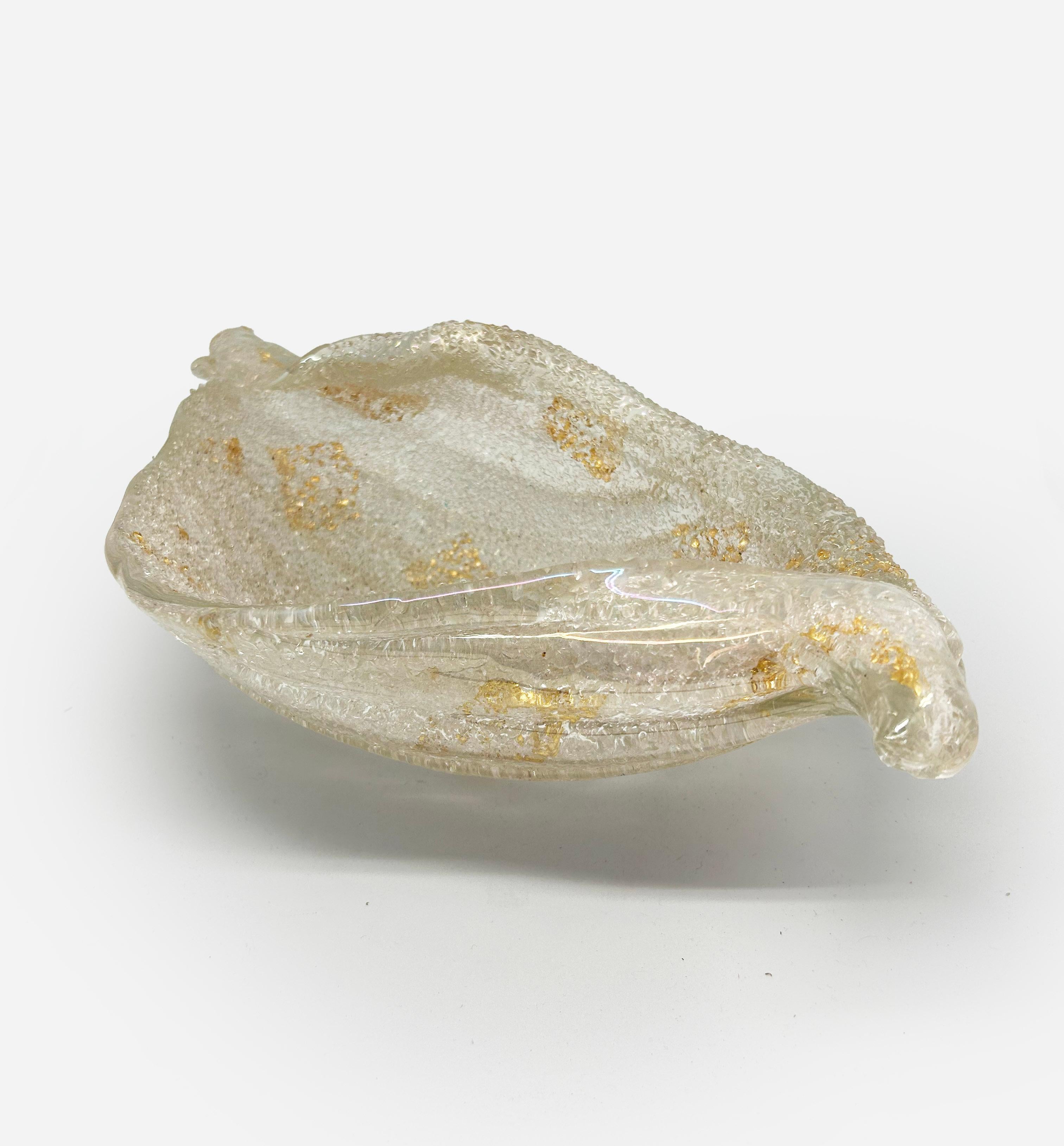 Coupe 'Rugiadoso' par Ercole Barovier pour Barovier & Toso (1940) – Verre doré

Élégante coupe en verre de Murano, signée Ercole Barovier pour Barovier & Toso (1940). En forme de coquillage, en verre transparent incrusté de verre concassé fondu et