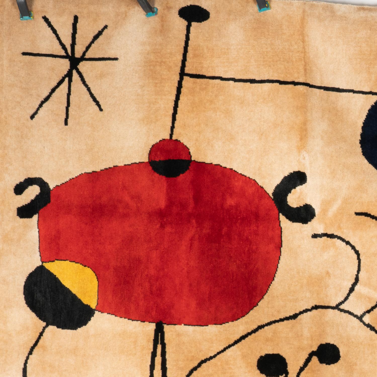 Tapis,	ou	tapisserie,	inspiré	par	Joan	Miro,	suggérer	personnages	et	représentant	résumés	formes	sur	noir,	rouge,	jaune	et	bleu	tons	et	sur	une	arrière-plan	sur	beige	
couleur.	Noué à la main	et	sur	Mérinos	laine.	Boîte de