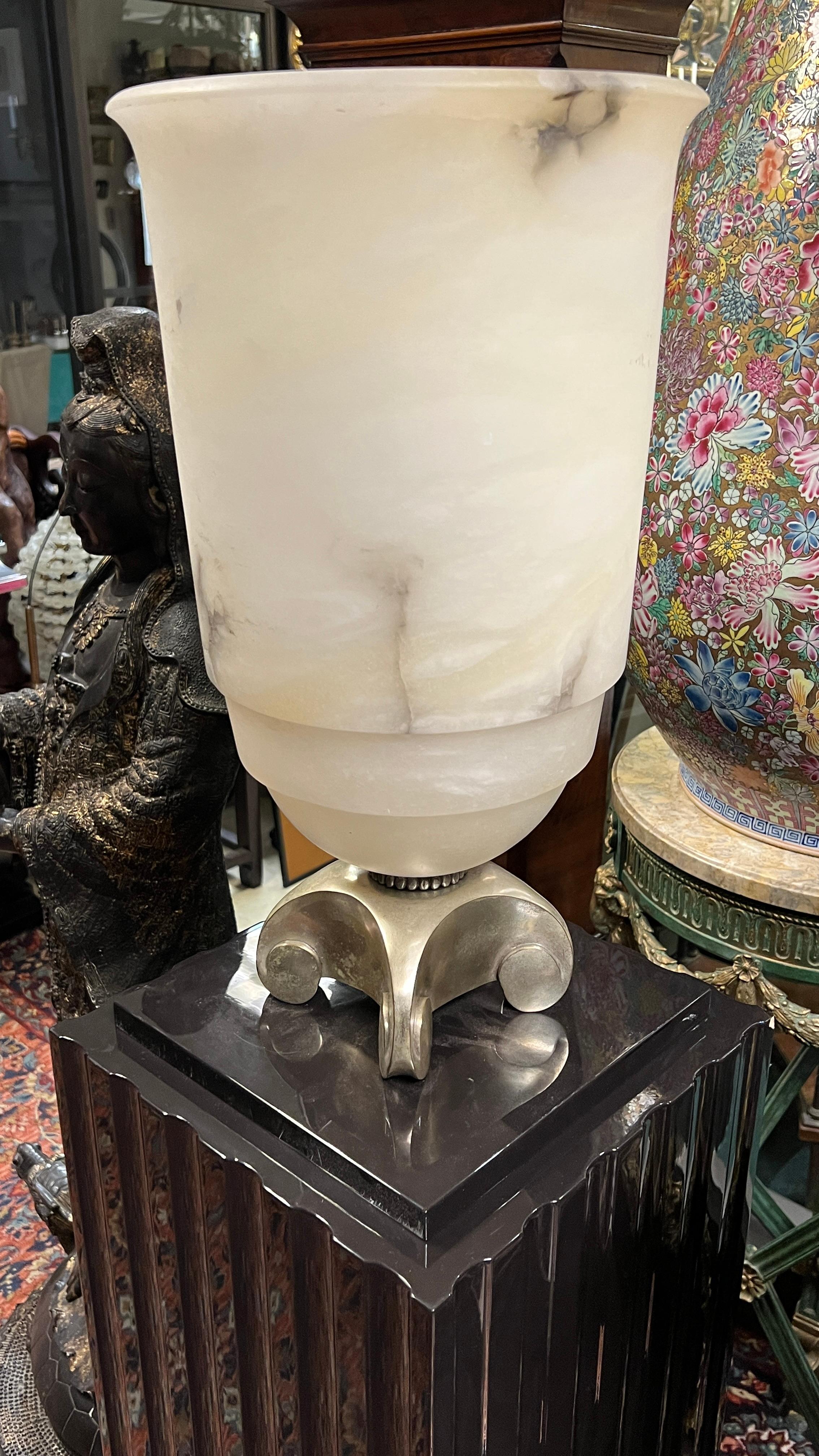 Ruhlmann Art Deco Style Alabaster and Black Lacquer Torchieres / Floor Lamps For Sale 3