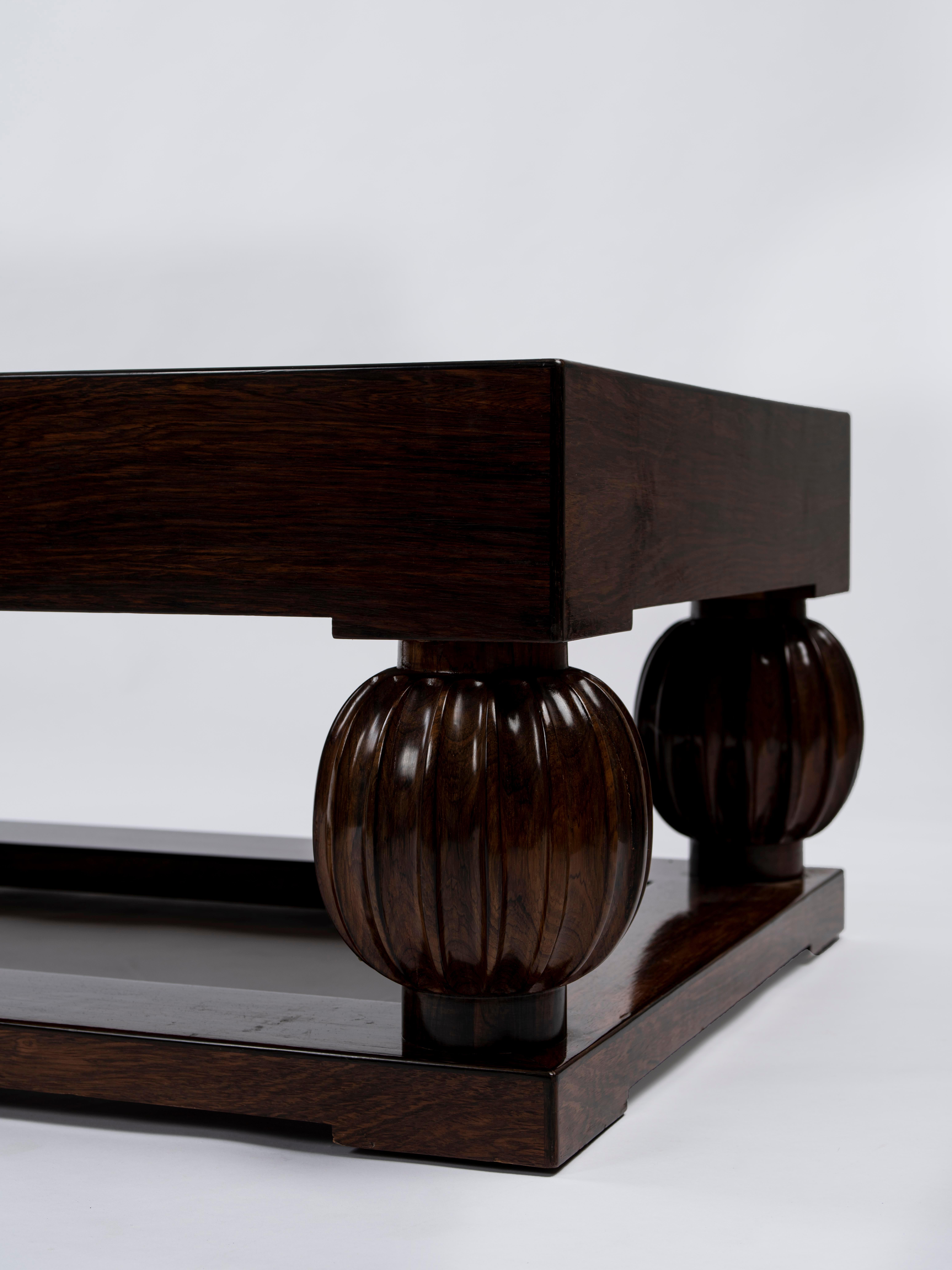 Ruhlmann 'Cabanel Basse-Boule' Tisch aus indischem Palisanderholz (Furnier) im Angebot