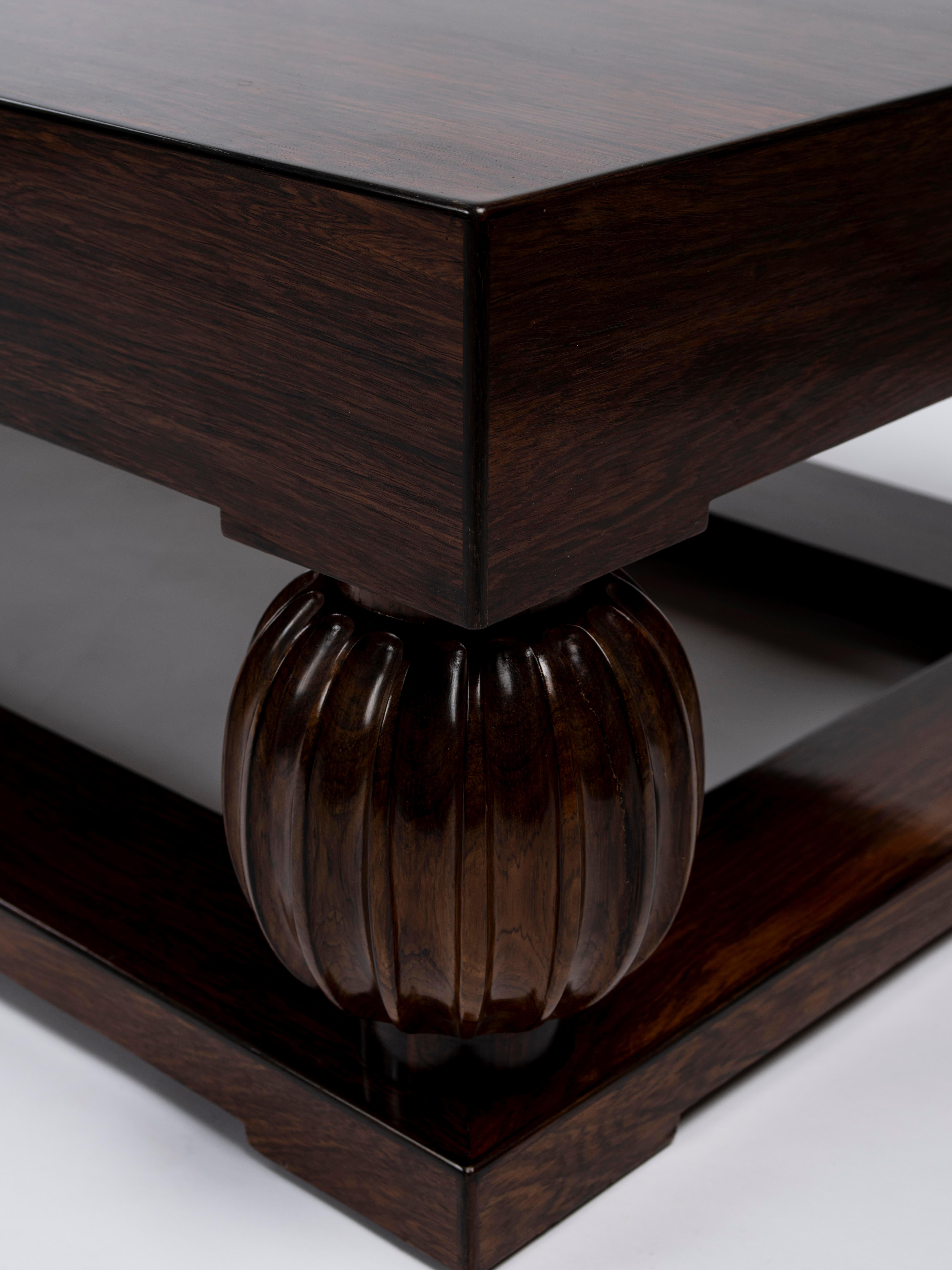 Ruhlmann 'Cabanel Basse-Boule' Tisch aus indischem Palisanderholz im Zustand „Gut“ im Angebot in Berlin, DE