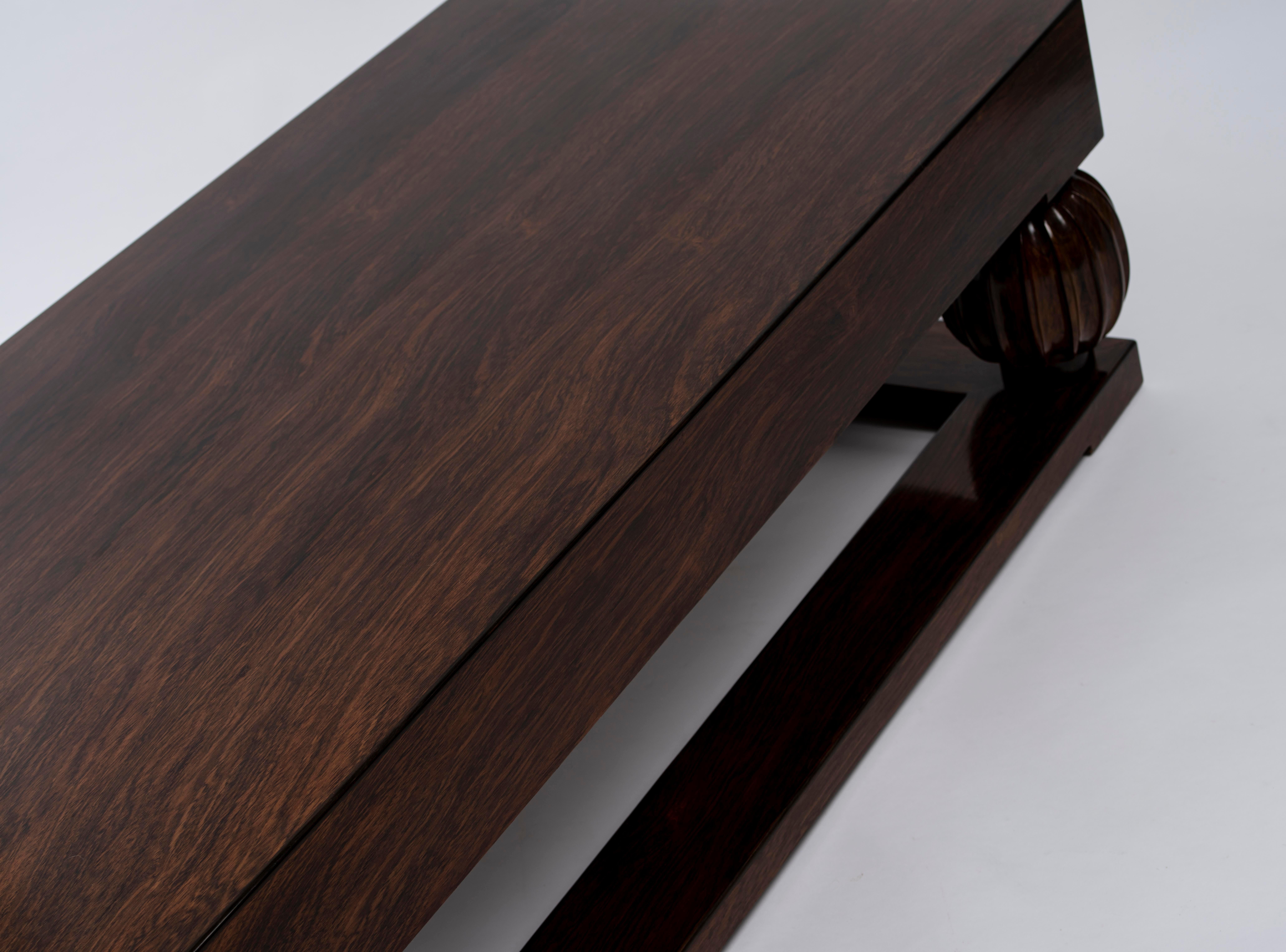 Ruhlmann 'Cabanel Basse-Boule' Tisch aus indischem Palisanderholz (Eichenholz) im Angebot