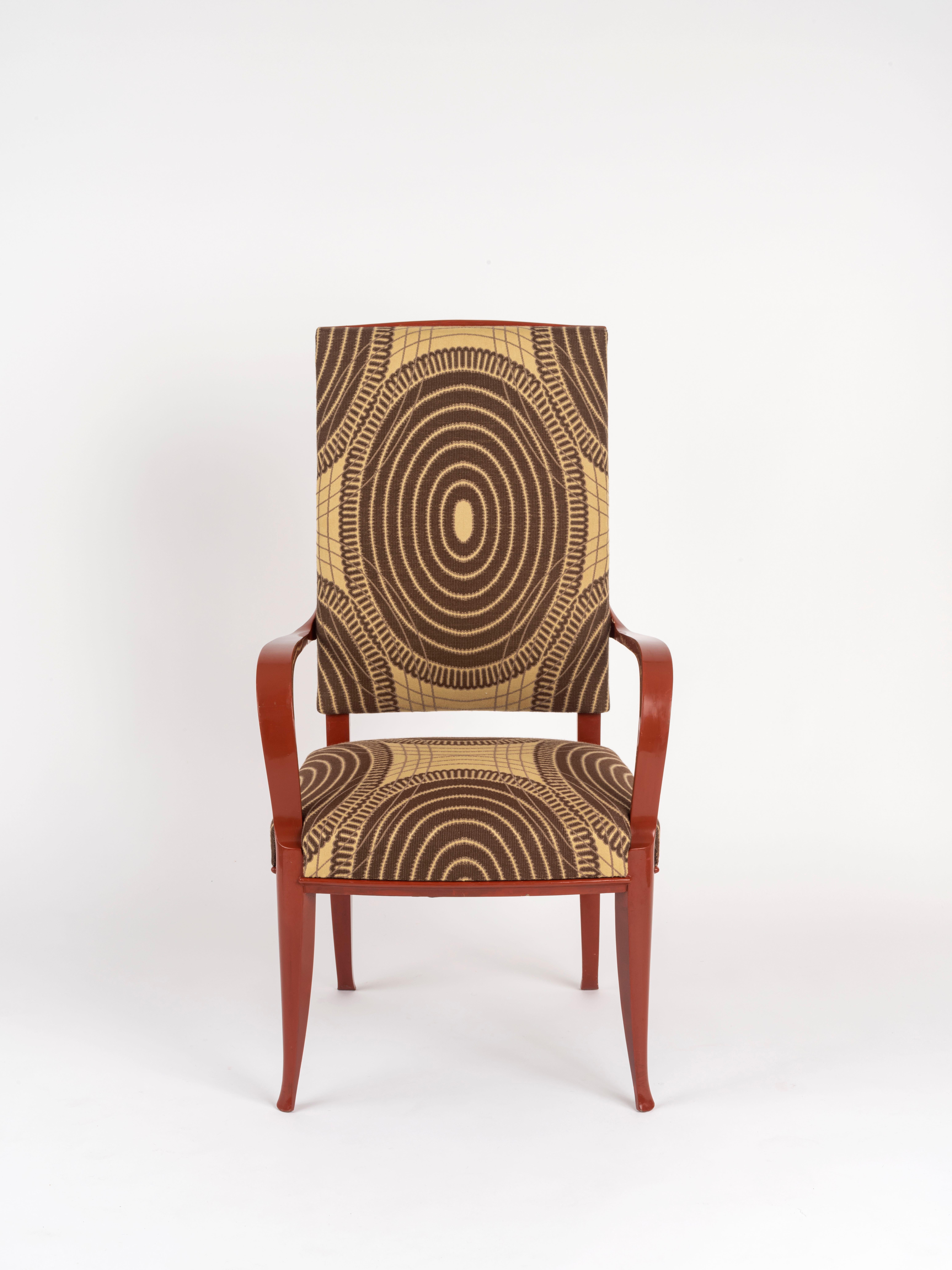Fauteuil 'Cappiello' en laque rouge corail 'Duco'. Tapissé d'un tissu de velours ciselé sur fond de satin, reproduit d'après le dessin original en velours d'Émile-Jacques Ruhlmann, provenant des archives de la Manufacture de Prelle. Ce fauteuil fait