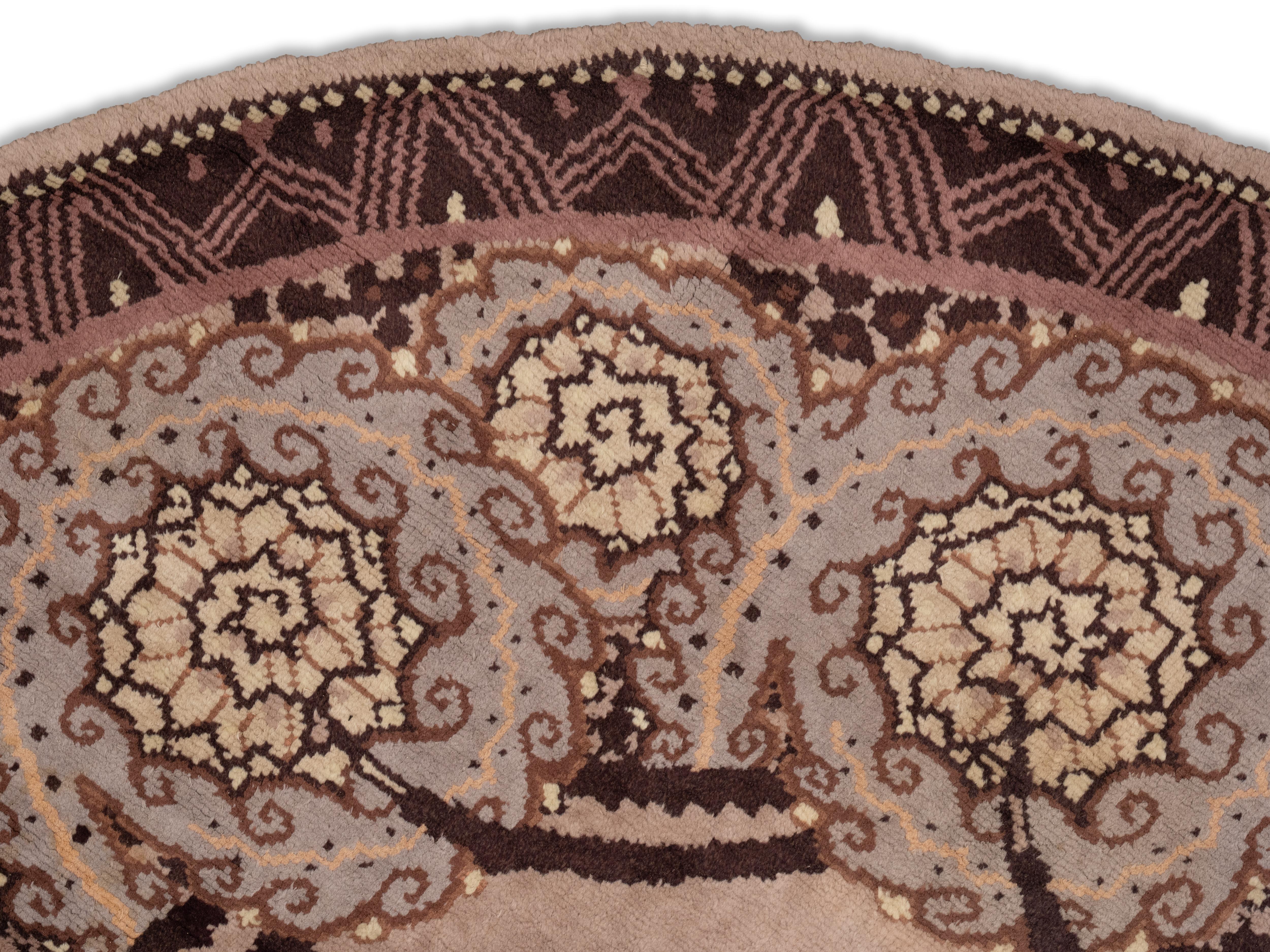 Circular knotted wool carpet decorated with stylized flowers. Ref. 3003. 
Provenance:
C. John, The Finest Rugs, Carpets and Tapestry, London, August 2021
Crosta Smith Gallery, London

Émile-Jacques Ruhlmann (1879-1933) was a French furniture