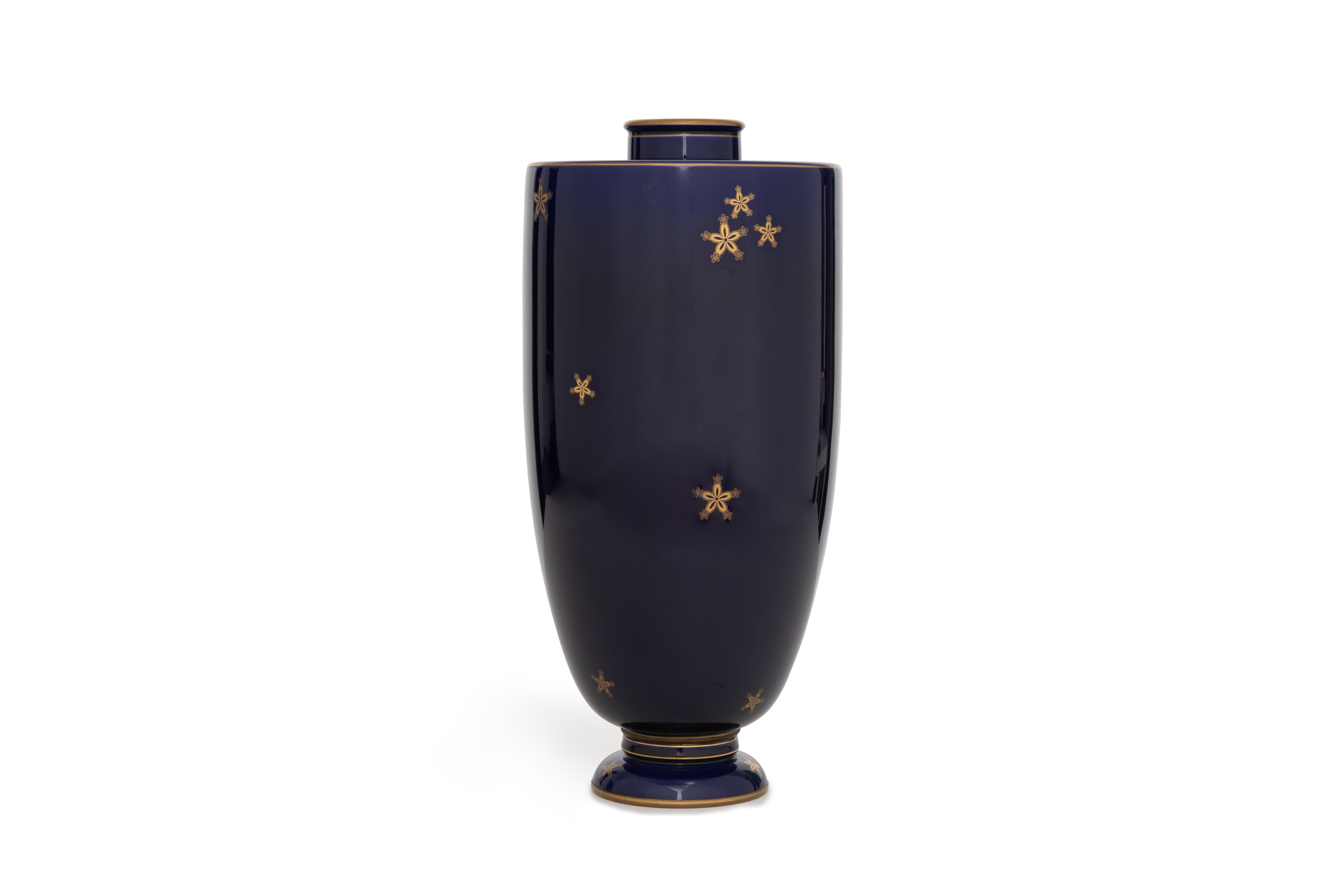 Vaso 'Forme Ruhlmann 1'. Importante vaso a balaustra con spalla piatta che poggia su un piccolo piedistallo, caratterizzato da un collo ad anello. Un pezzo di porcellana decorato con stelle dorate cotte al forno su uno sfondo blu scuro. Marcato 