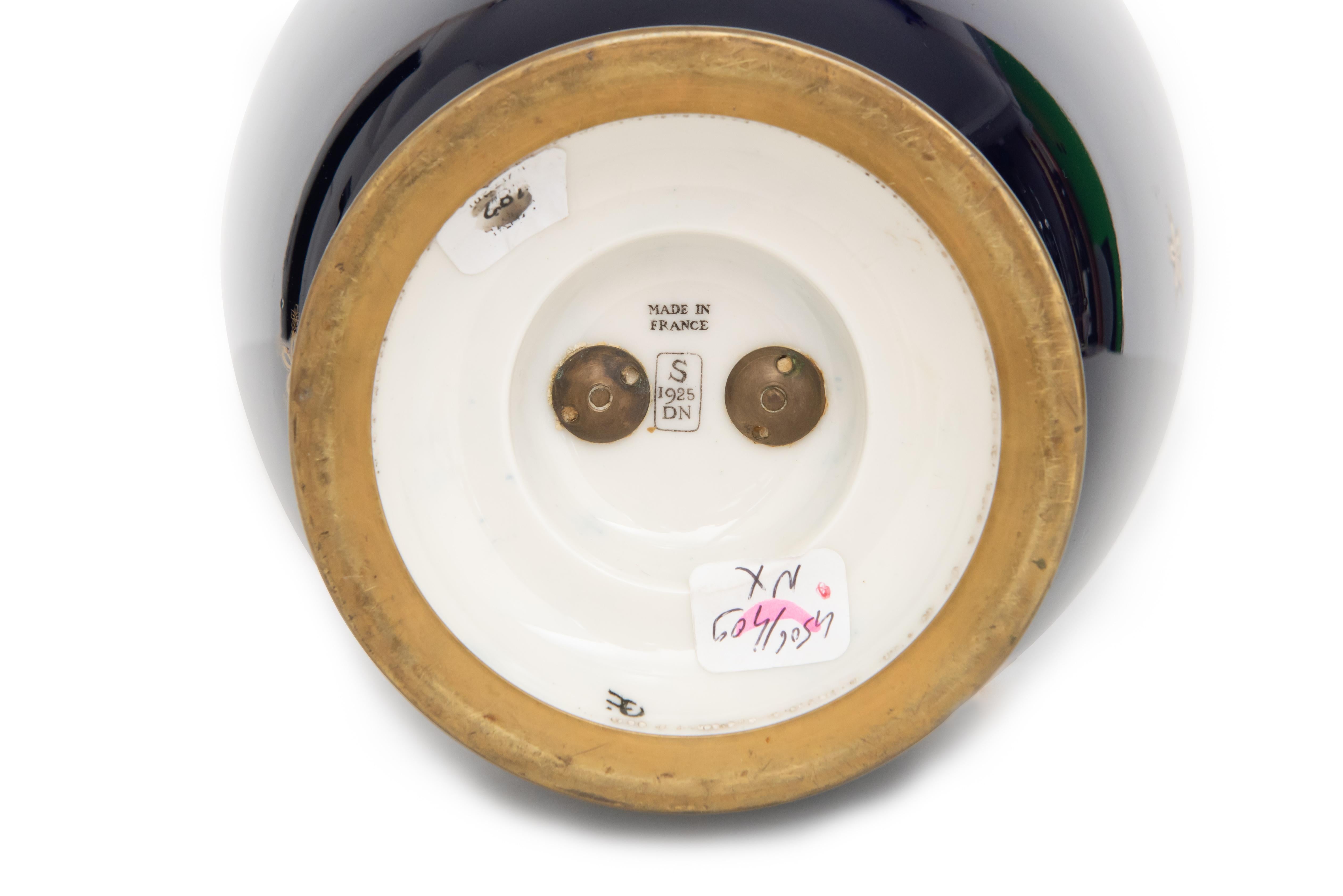 Francese Vaso in porcellana smaltata e dorata 