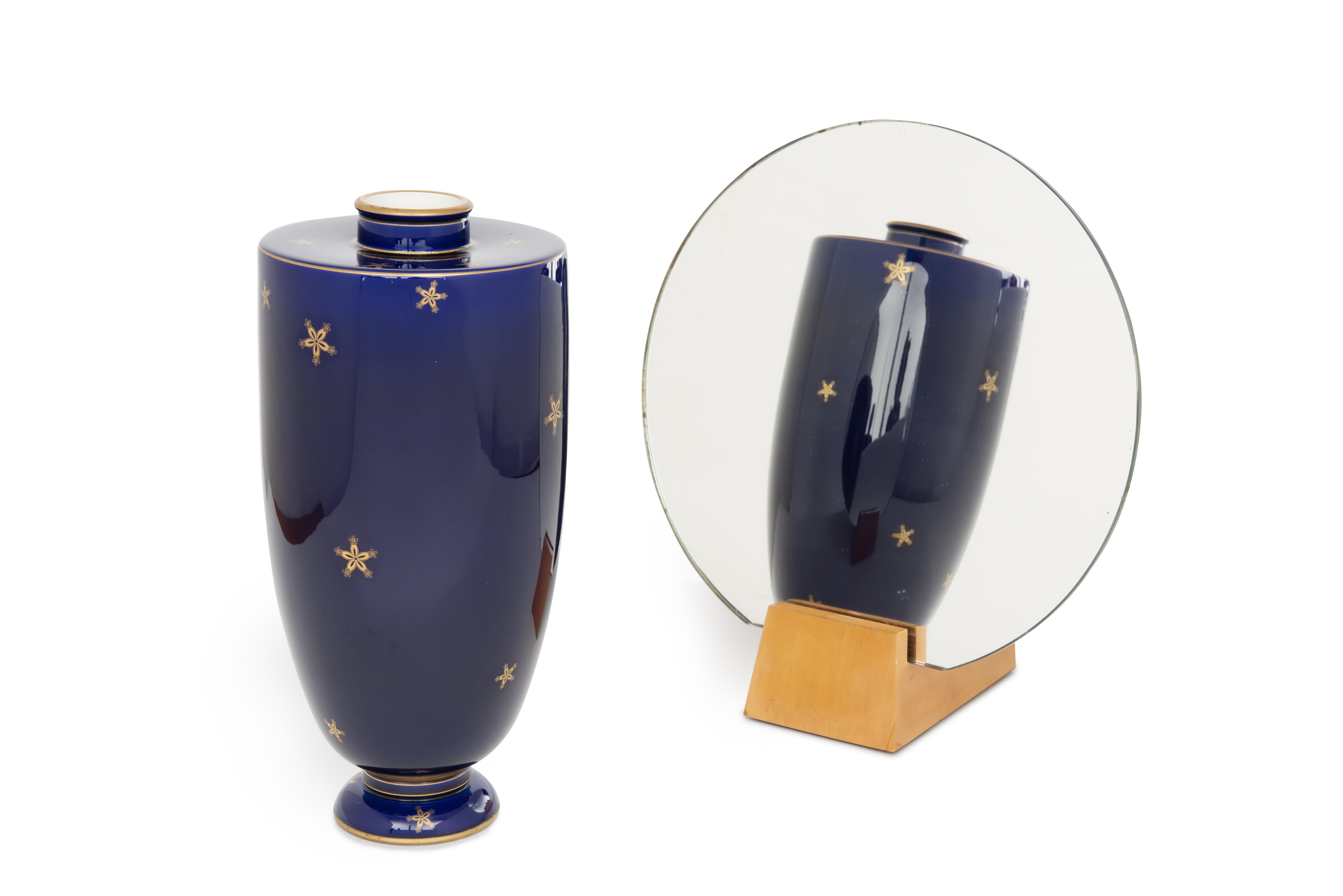 Inizio XX secolo Vaso in porcellana smaltata e dorata 