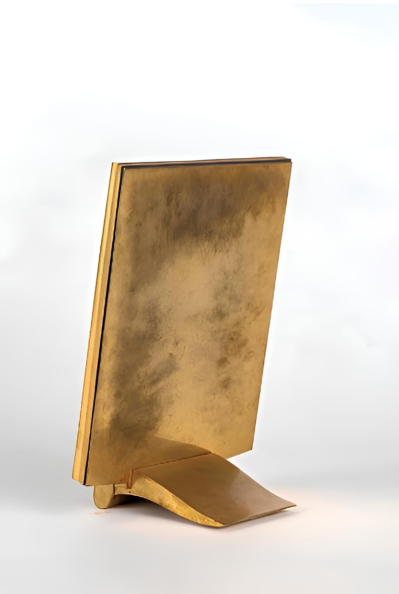 Gilt bronze rectangular photograph frame set on an elegant curved base, end-ing in a volute motif at the front. Stamped 'Ruhlmann'.
Model No. 1710NRReference No for the model 1710NR in the Ruhlmann Archives, Musée des Années 30, Boulogne Billancourt
