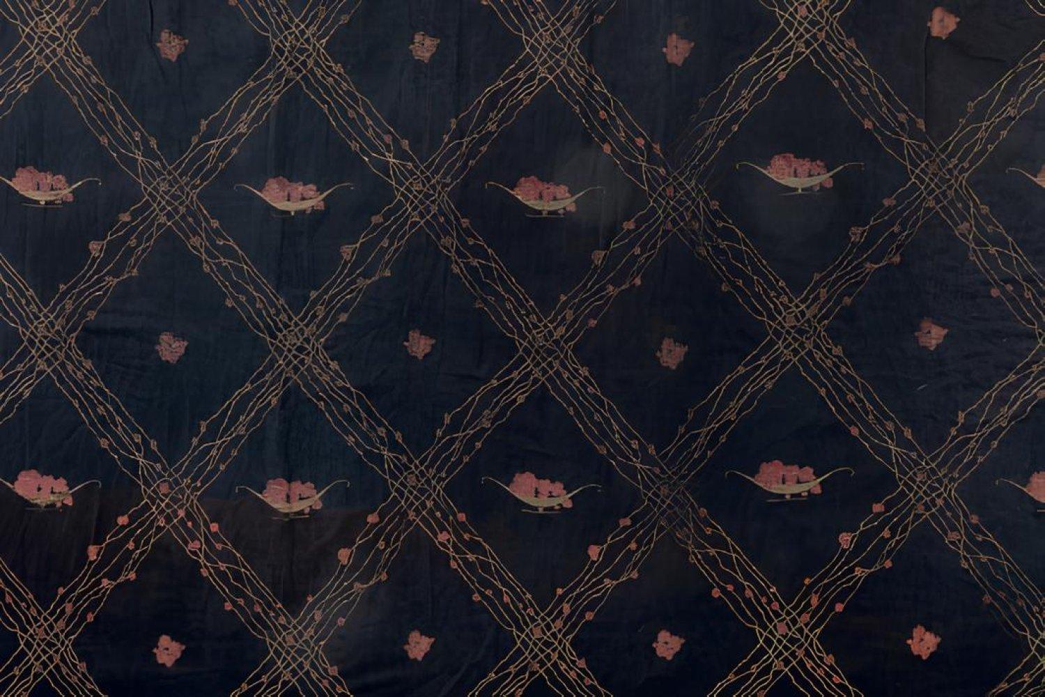 Gran tapiz diseñado por Émile-Jacques Ruhlmann. Representa un entramado de hilos de flores que brotan sobre un fondo azul oscuro, con motivos florales que se repiten dentro de cada espacio del entramado. La parte superior incluye 15 lazos