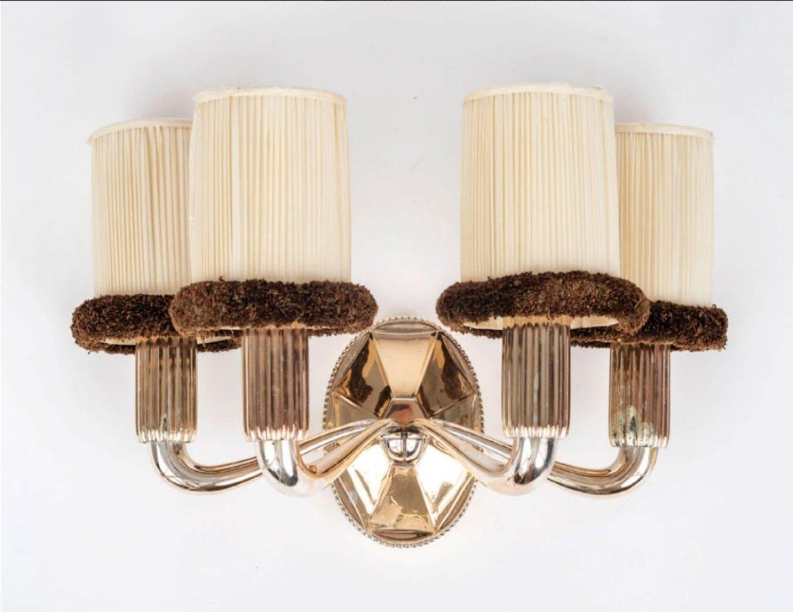 Applique 'Lotus à quatre branches' in bronzo argentato. I nuovi paralumi sono stati ricreati sulla base del disegno originale di Ruhlman. Con il n. 3035 AR negli archivi Ruhlmann, Musée des Années 30, Boulogne-Billancourt. 

Émile-Jacques Ruhlmann