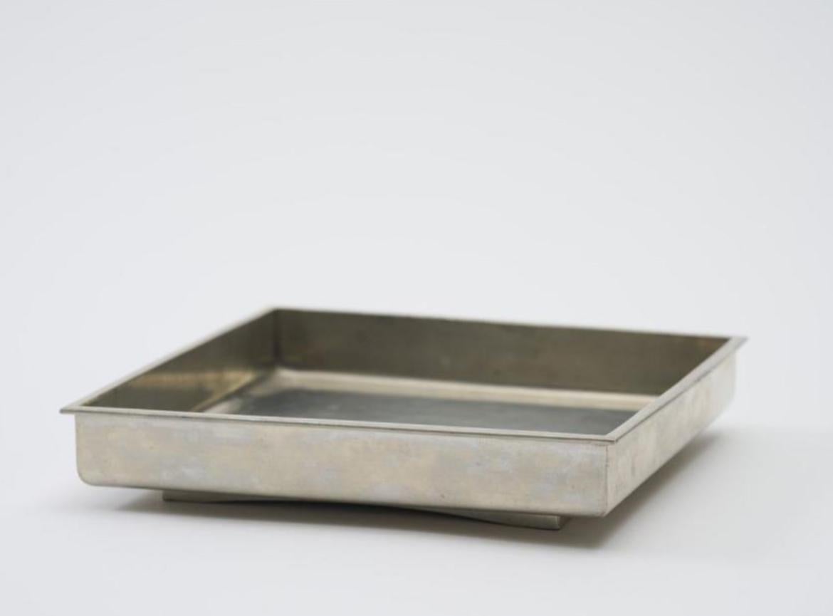 Platzhalter aus vernickeltem Messing, Satz mit drei Stück. Sie haben eine quadratische Form und stehen auf einem vertieften Sockel mit Ausschnitten.
Jede ist mit dem Stempel 
