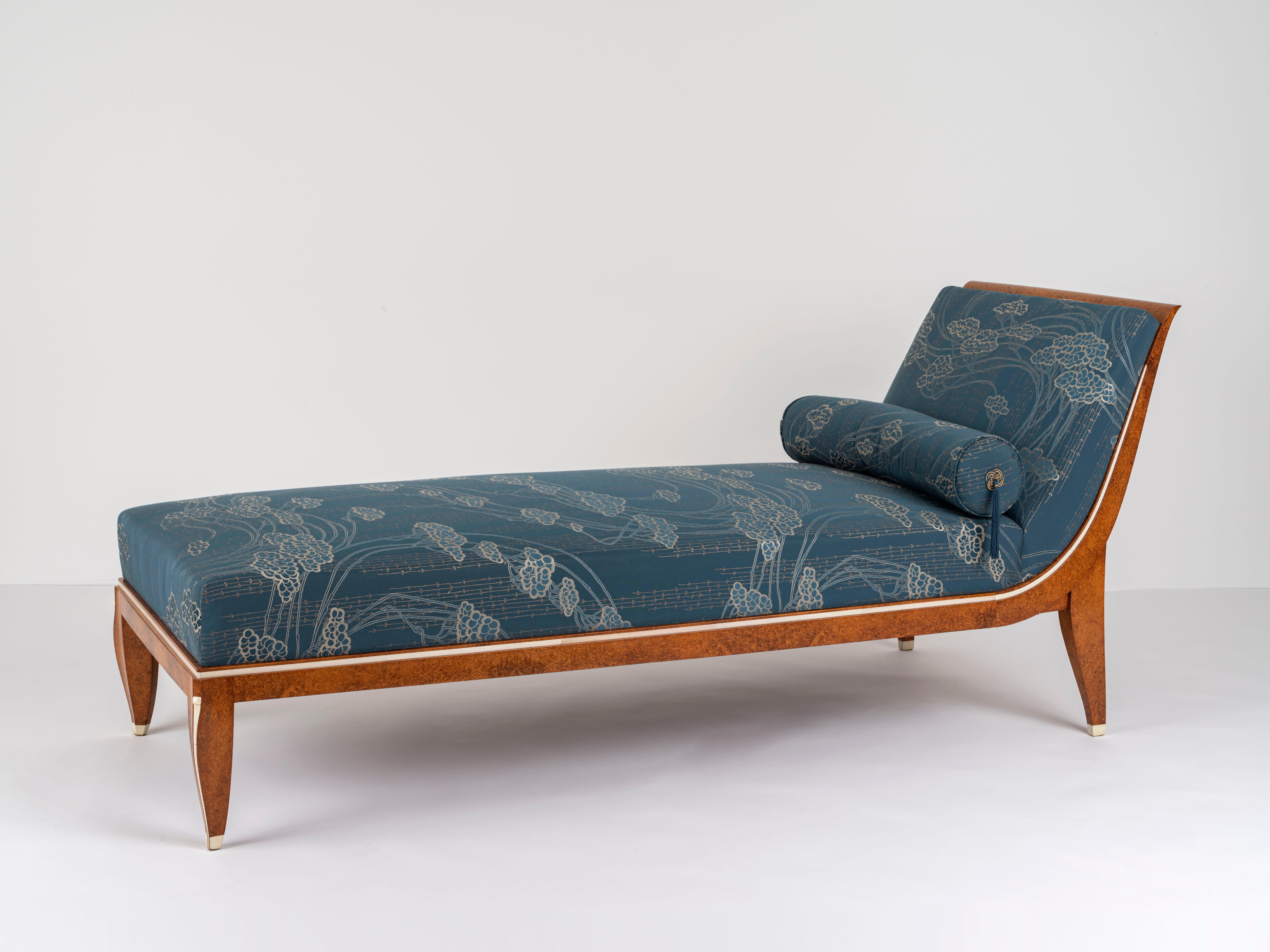 Chaise longue Modèle appelé 'Nobody' en loupe d'amboyna, avec pieds-gables et décorations en ivoirine.  et sabots en ivoire. Créée  circa 1916 dans l'atelier d'amboine 'Au Vase Fleuri'. Estampillé deux fois  Ruhlmann