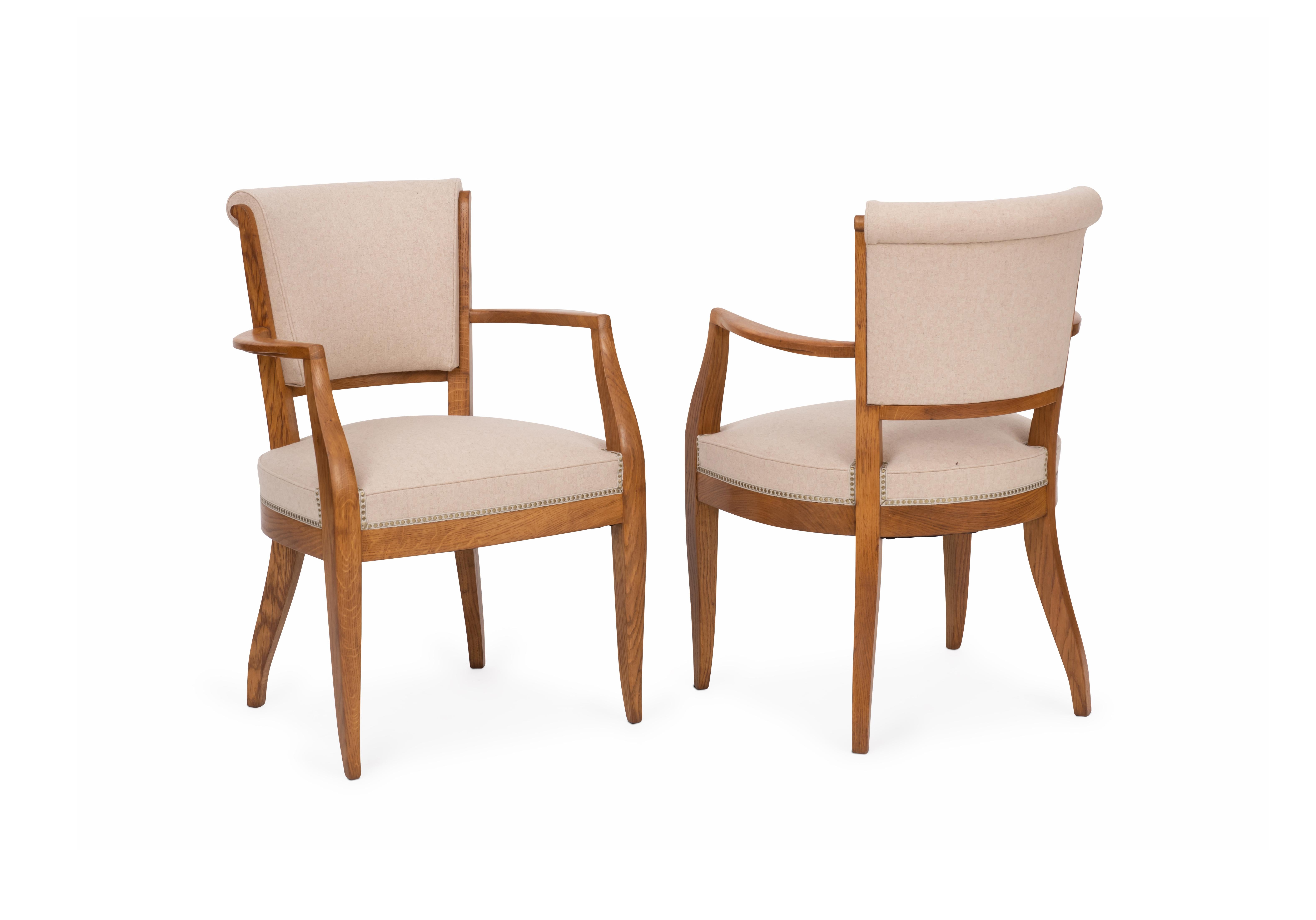 Francese Ruhlmann Pair of 'Ledroua' Model Oak Armchairs in vendita