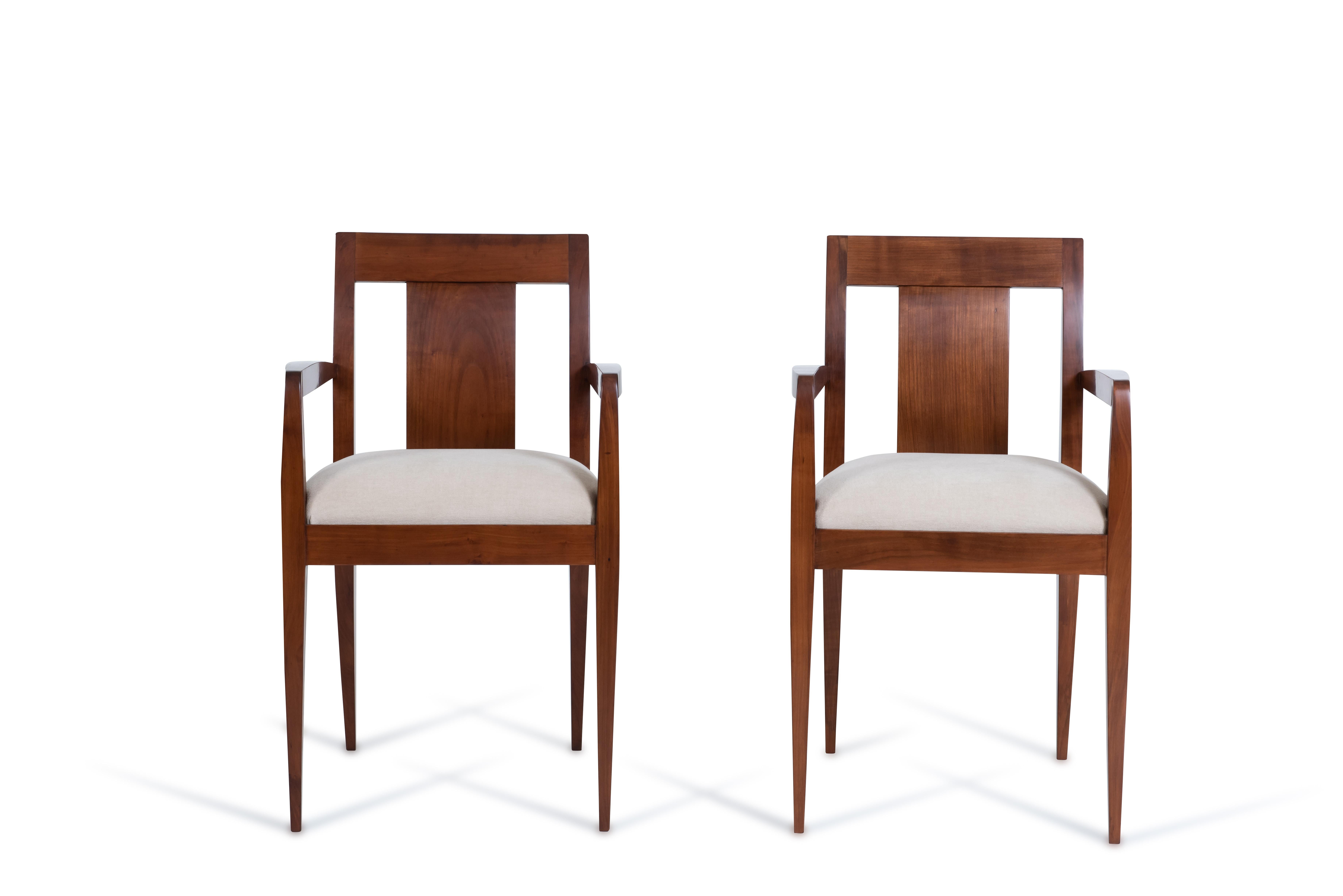Francese Ruhlmann Pair of Polished Walnut Armchairs in vendita