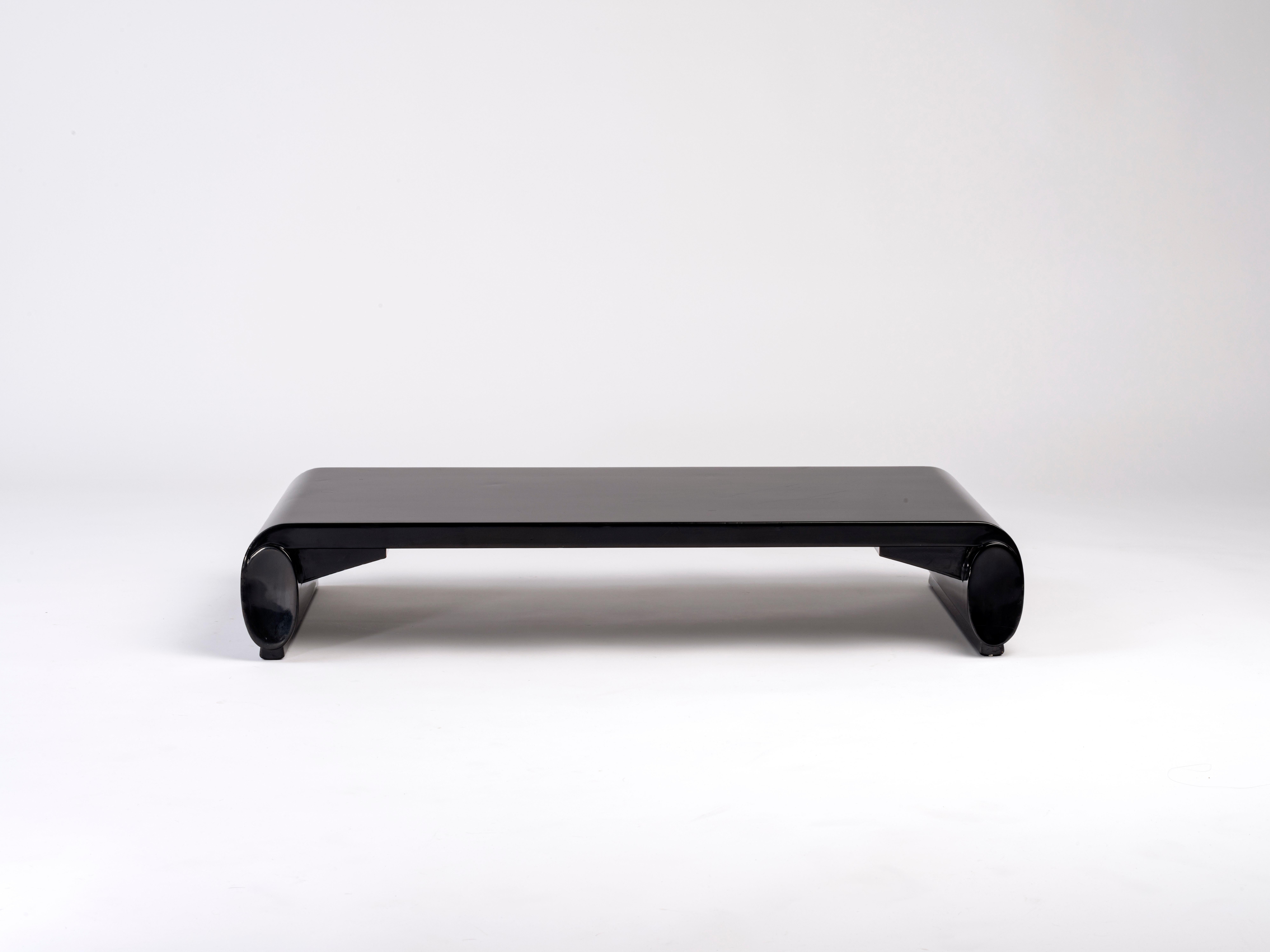 Rara mesa baja estilo chino lacada en negro con ruedas. El tablero está provisto de dos rodillos de madera maciza y descansa sobre una base empotrada. Con el sello 