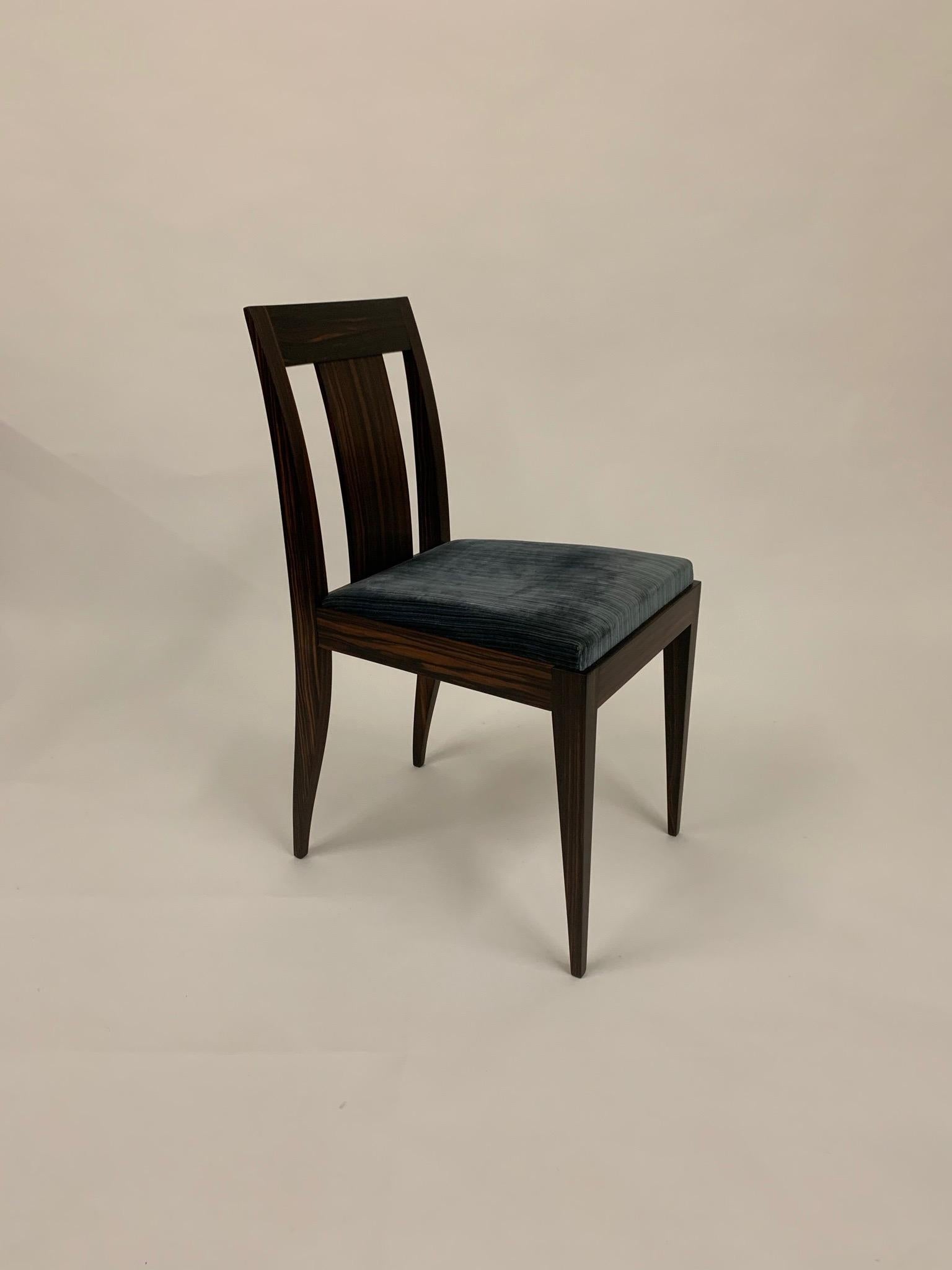 Francese Ruhlmann Set of Four Macassar Ebony Chair in vendita