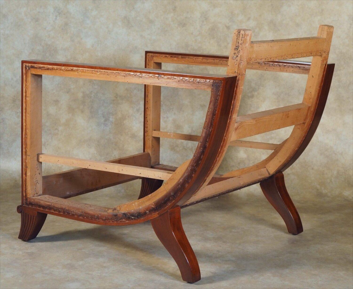 Classic French Art Deco armchair/club chair by Ruhlmann, circa 1918-1920, in mahogany and burled mahogany. A variant of the “Hydravion Berger” armchair with sculpted front legs.

Measures: 29