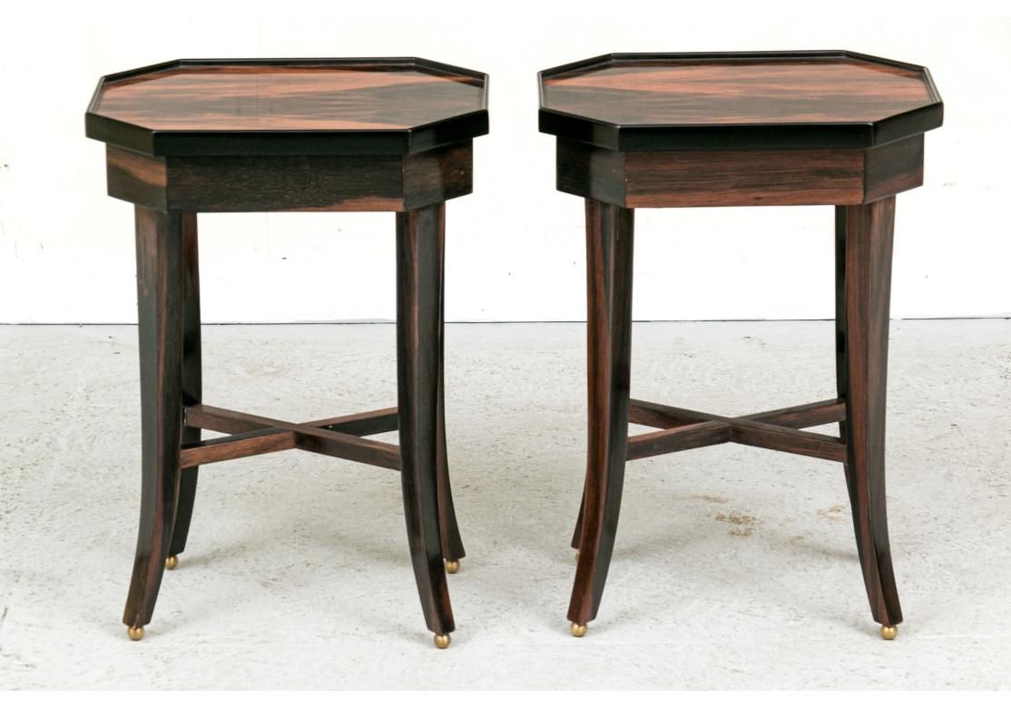 Ruhlmann-Stil  Paar achteckige Beistelltische aus Palisanderholz (Furnier) im Angebot