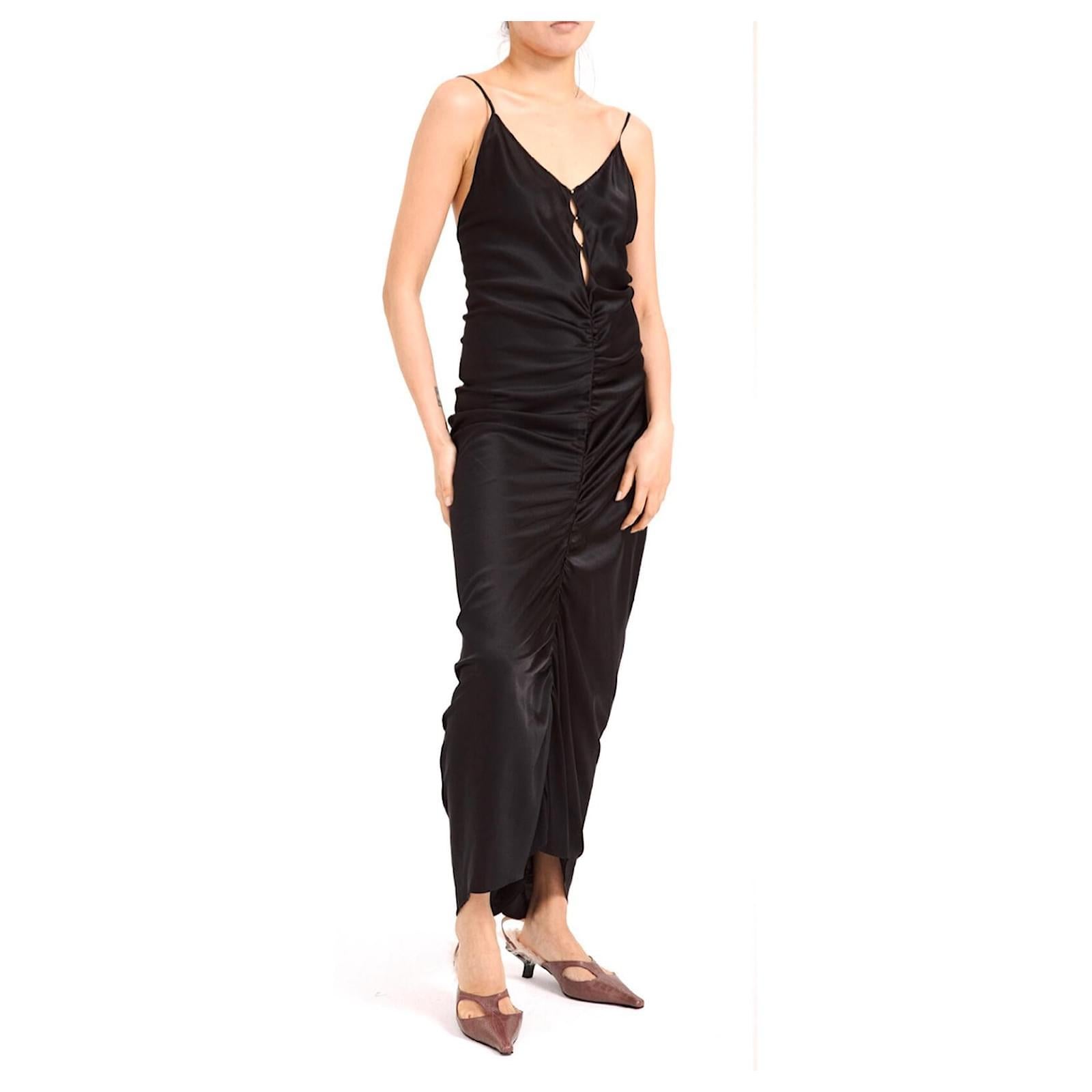 Un abito lungo Rui super cool. Label di culto assoluto. Comprato per 558 dollari e non indossato.  Realizzato a mano in morbidissima seta nera onice jacquard a stelle e spandex, ha un aspetto super  lusinghiero  increspato, taglio sbieco con  molto