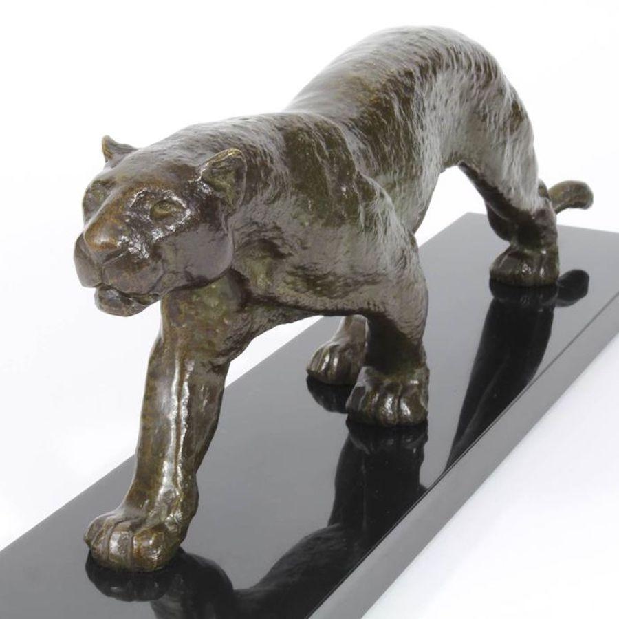 Art Deco Animalier sculpture representing a panther from France by important sculptor Rulas.
Bronze statue with original patina, marble base. The piece is in great condition. Signed on the pedestal: Rulas.
A video is available upon request. Size: