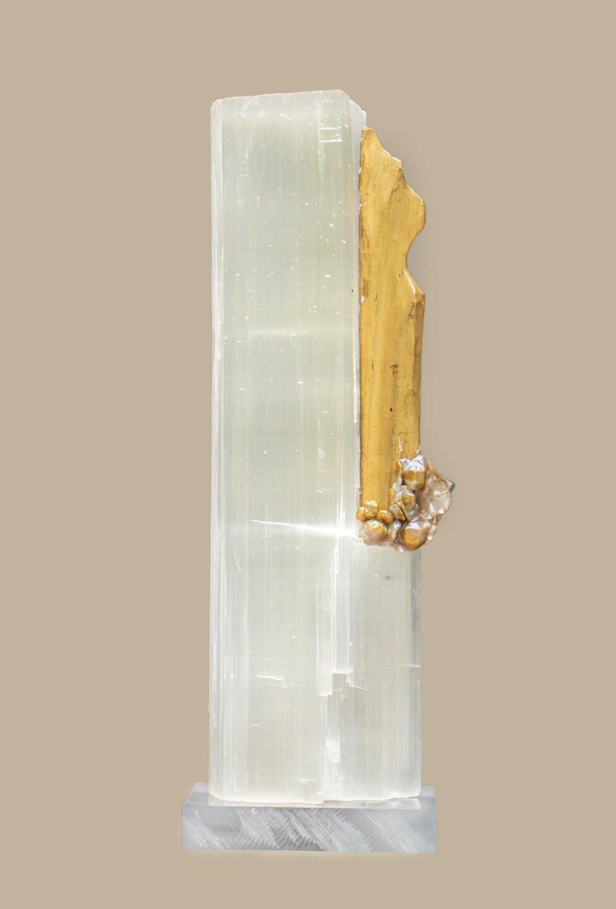 Sélénite souveraine avec un fragment de feuille d'or italienne du 18e siècle. Mica, et perles baroques de forme naturelle sur une base en lucite. La sélénite souveraine ou 