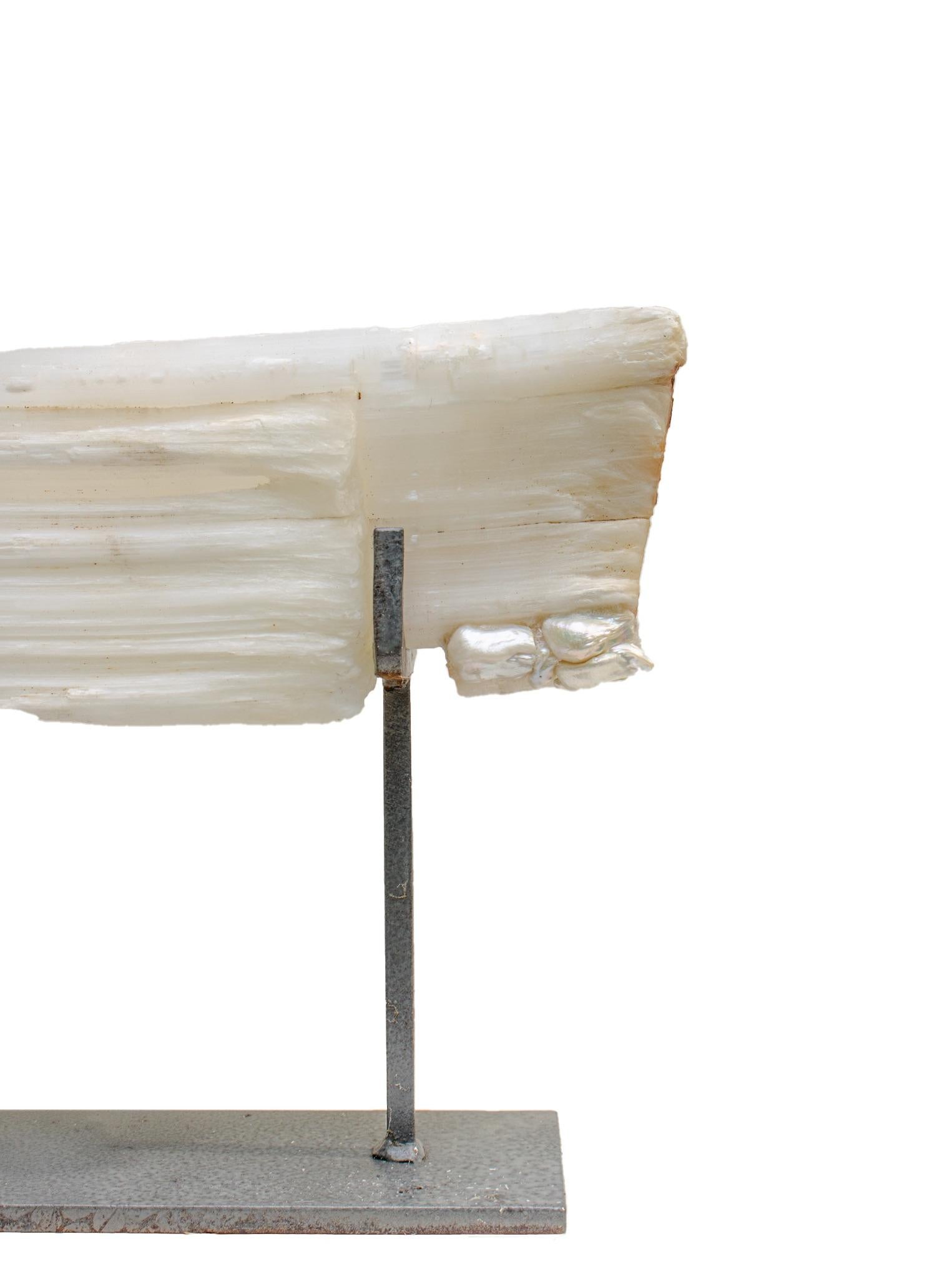 Un singolo tronco di selenite con perle barocche dalla forma naturale su un supporto in metallo martellato personalizzato. La selenite di rullo o 