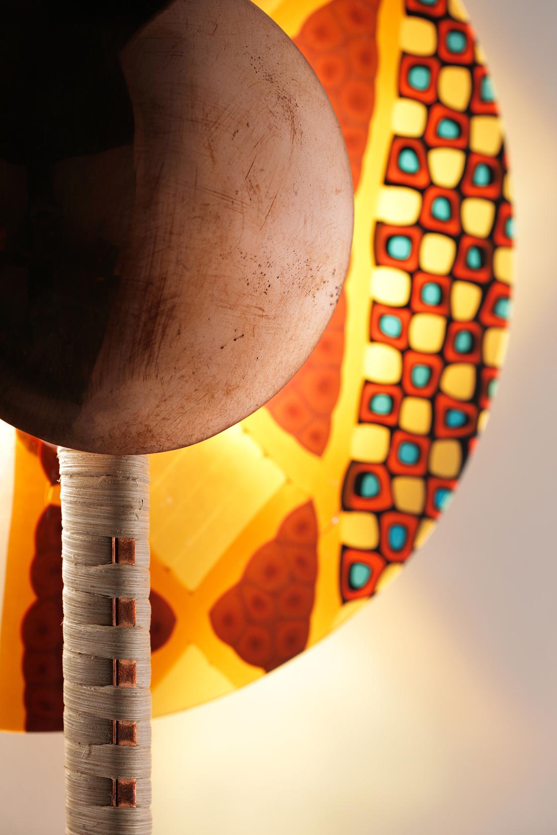 Fatto a mano Rullo, lampada da parete a LED composta da uno stelo in ottone rivestito e da un disco di vetro colorato in vendita